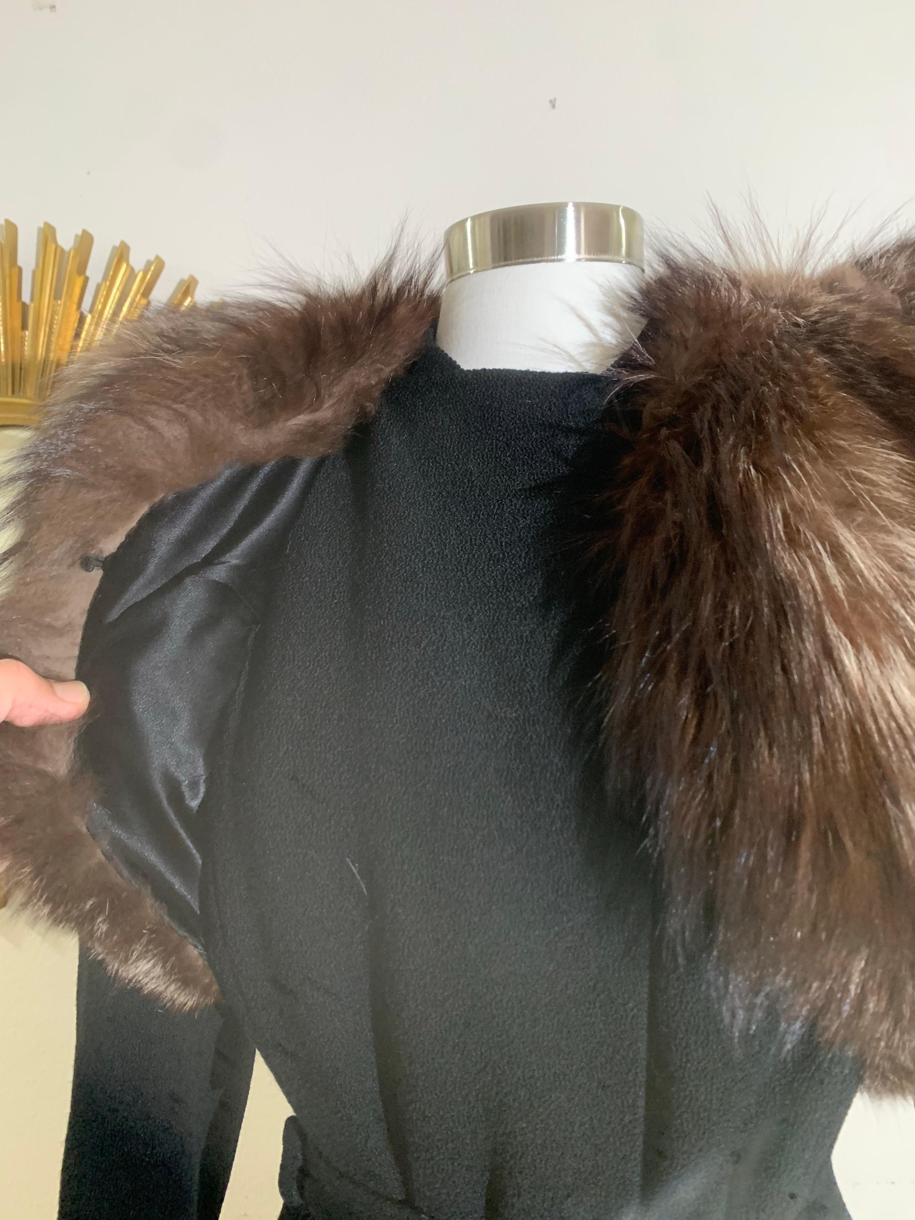 Cappotto da star hollywoodiana in lana nera degli anni '40 con insolito colletto e cintura in volpe in vendita 8