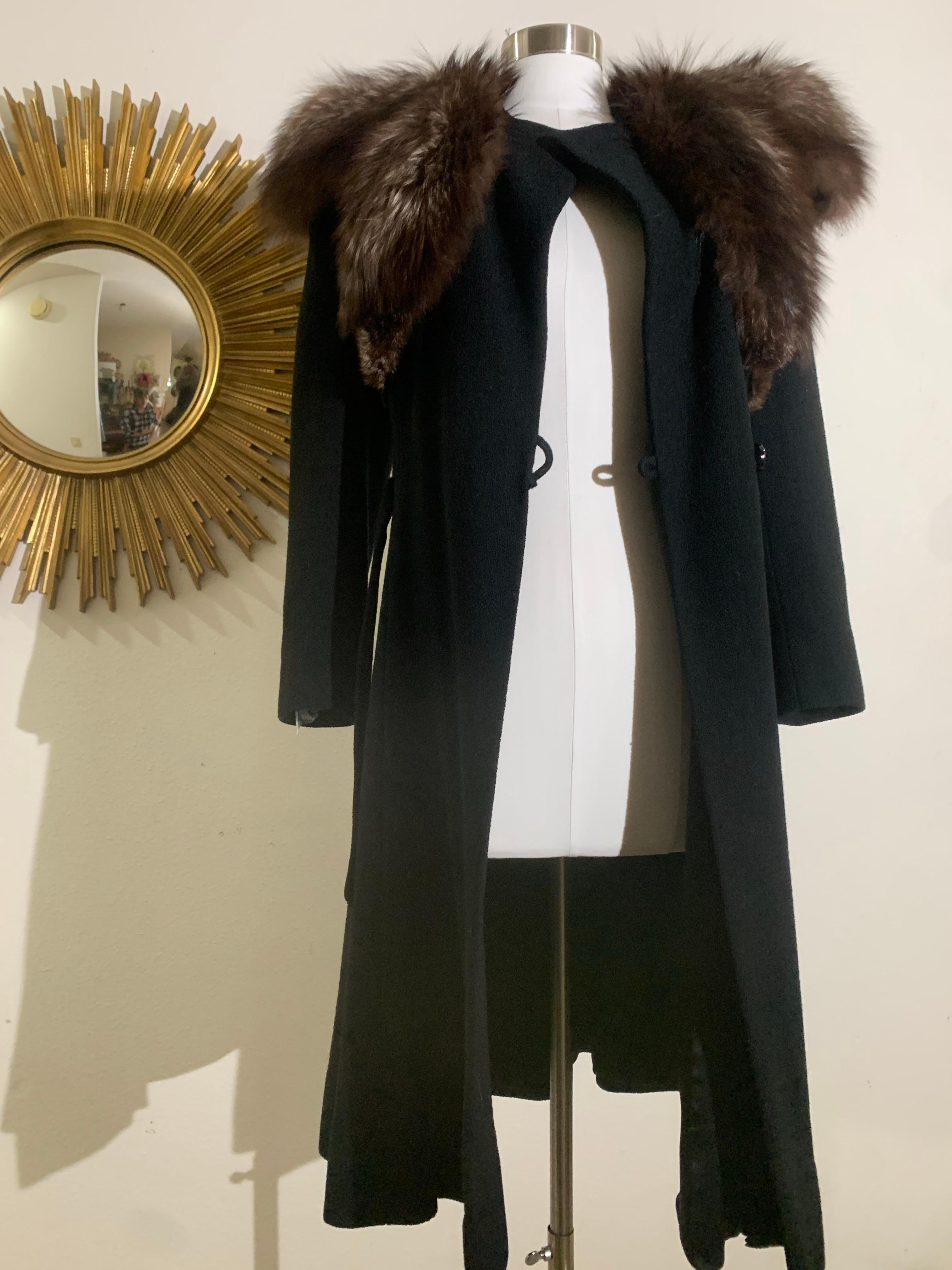 Cappotto da star hollywoodiana in lana nera degli anni '40 con insolito colletto e cintura in volpe in vendita 9
