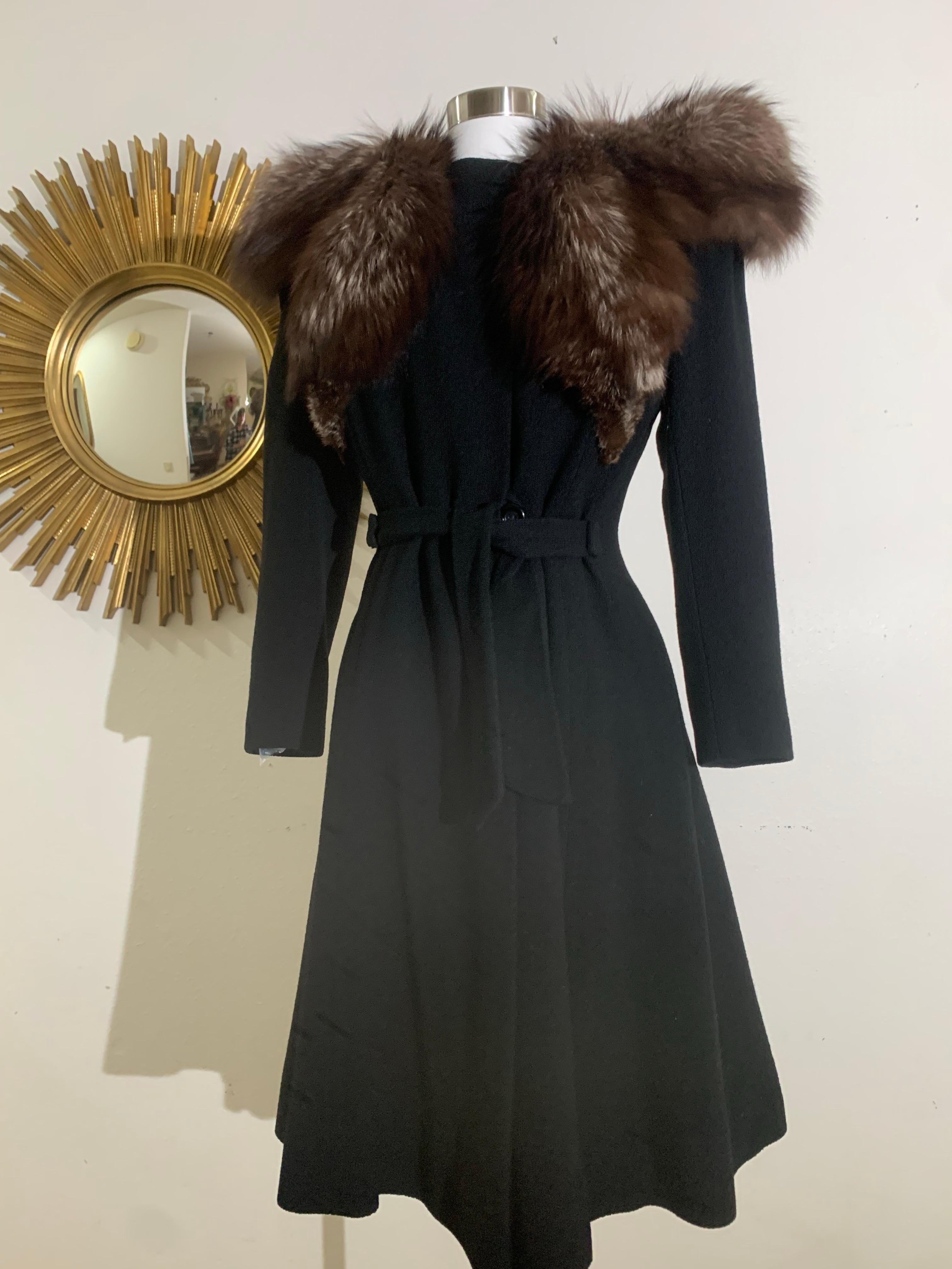 Cappotto da star hollywoodiana in lana nera degli anni '40 con insolito colletto e cintura in volpe in vendita 10