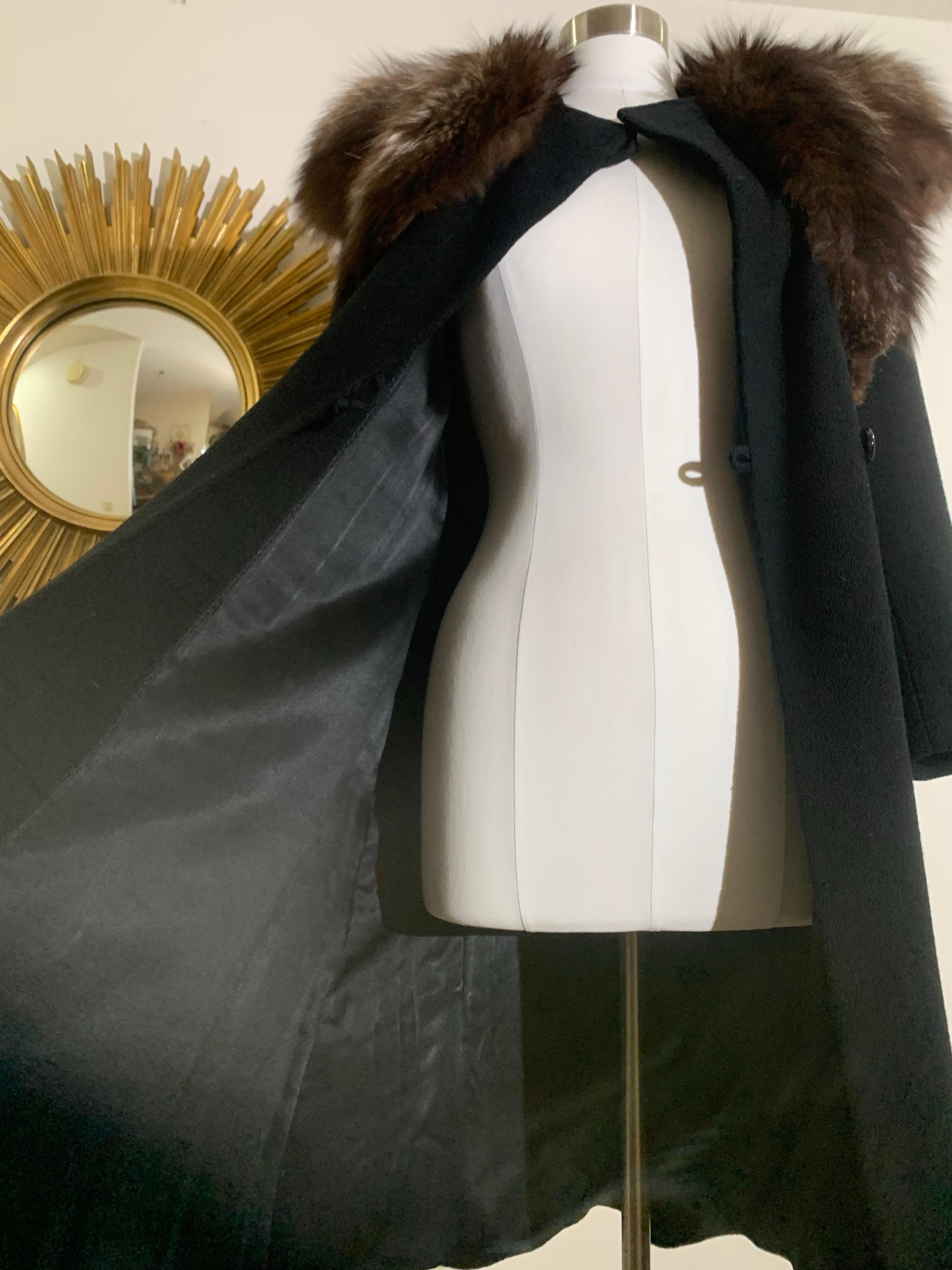 Cappotto da star hollywoodiana in lana nera degli anni '40 con insolito colletto e cintura in volpe in vendita 12
