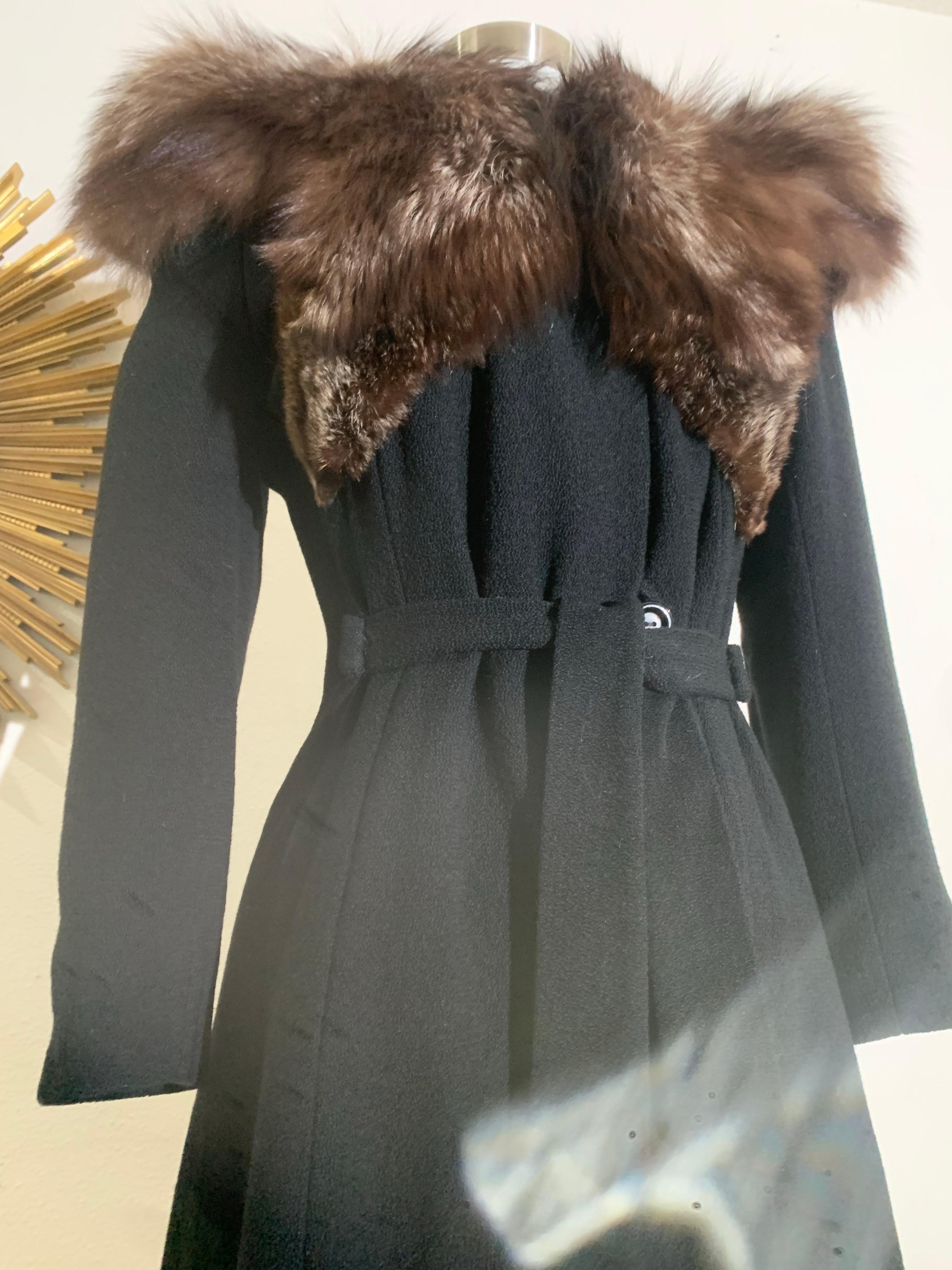Cappotto da star di Hollywood in lana nera degli anni '40 con insolito colletto di volpe e cintura: Questo cappotto è uscito direttamente dal Central Casting degli anni '40 con la sua silhouette in pelliccia dalle spalle robuste! Realizzato in crepe
