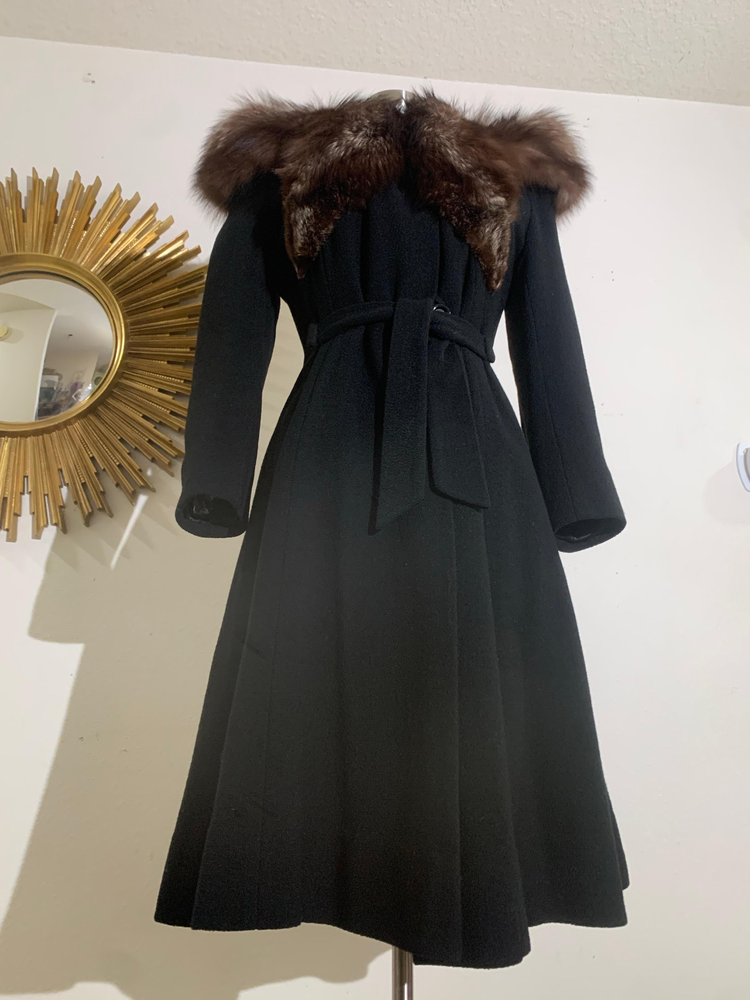 Nero Cappotto da star hollywoodiana in lana nera degli anni '40 con insolito colletto e cintura in volpe in vendita