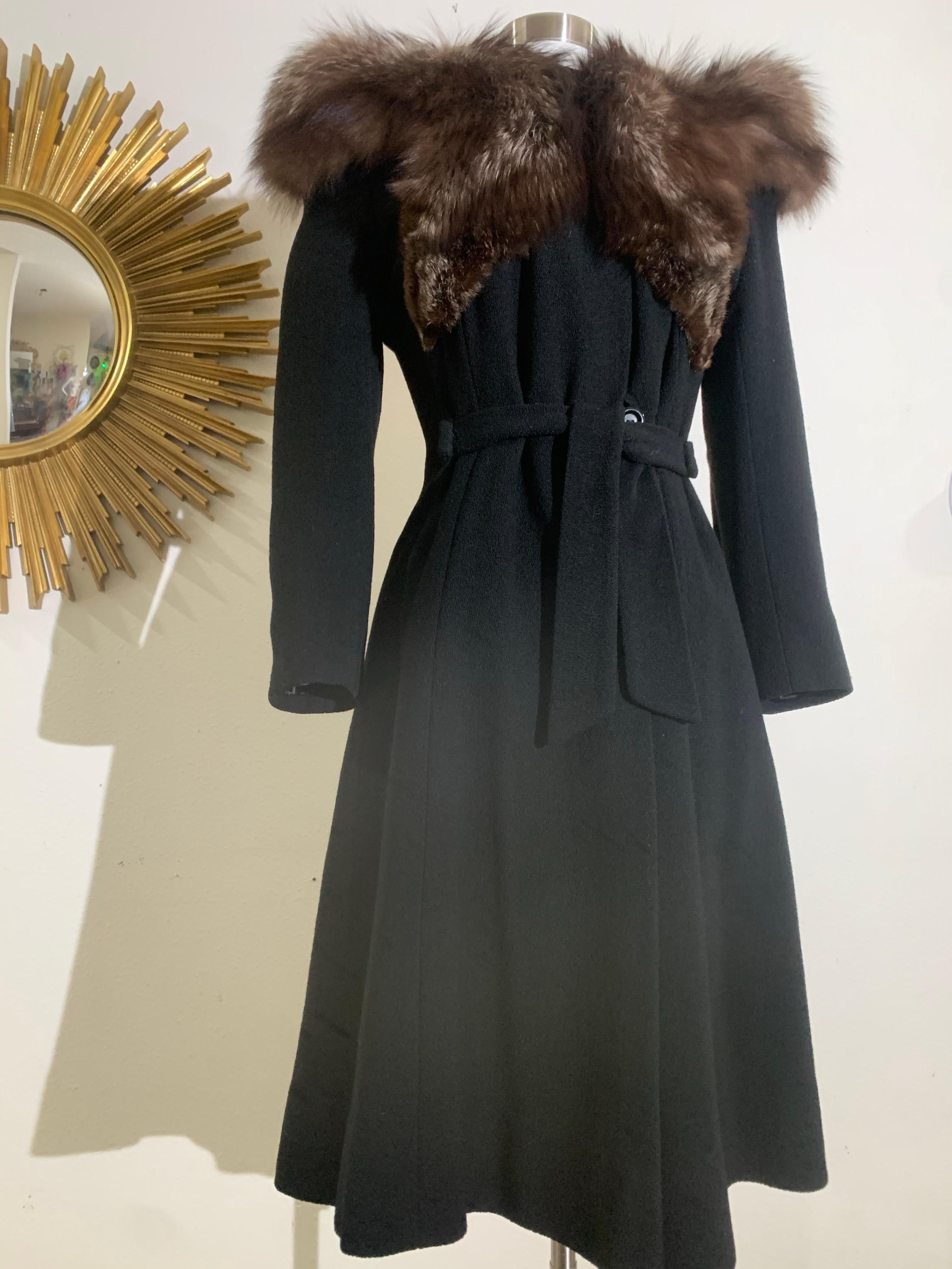 Cappotto da star hollywoodiana in lana nera degli anni '40 con insolito colletto e cintura in volpe In condizioni ottime in vendita a Gresham, OR