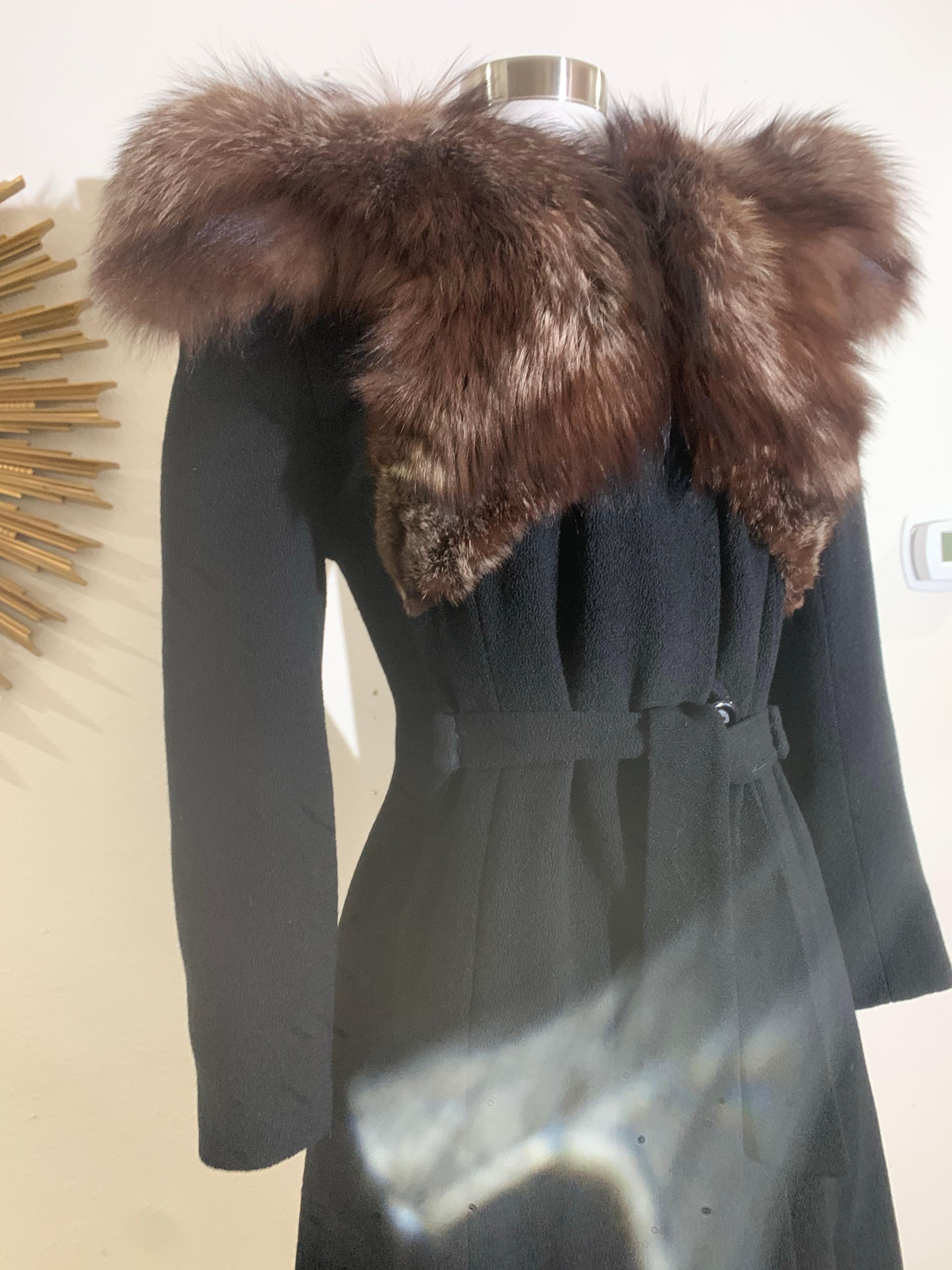 Cappotto da star hollywoodiana in lana nera degli anni '40 con insolito colletto e cintura in volpe in vendita 1