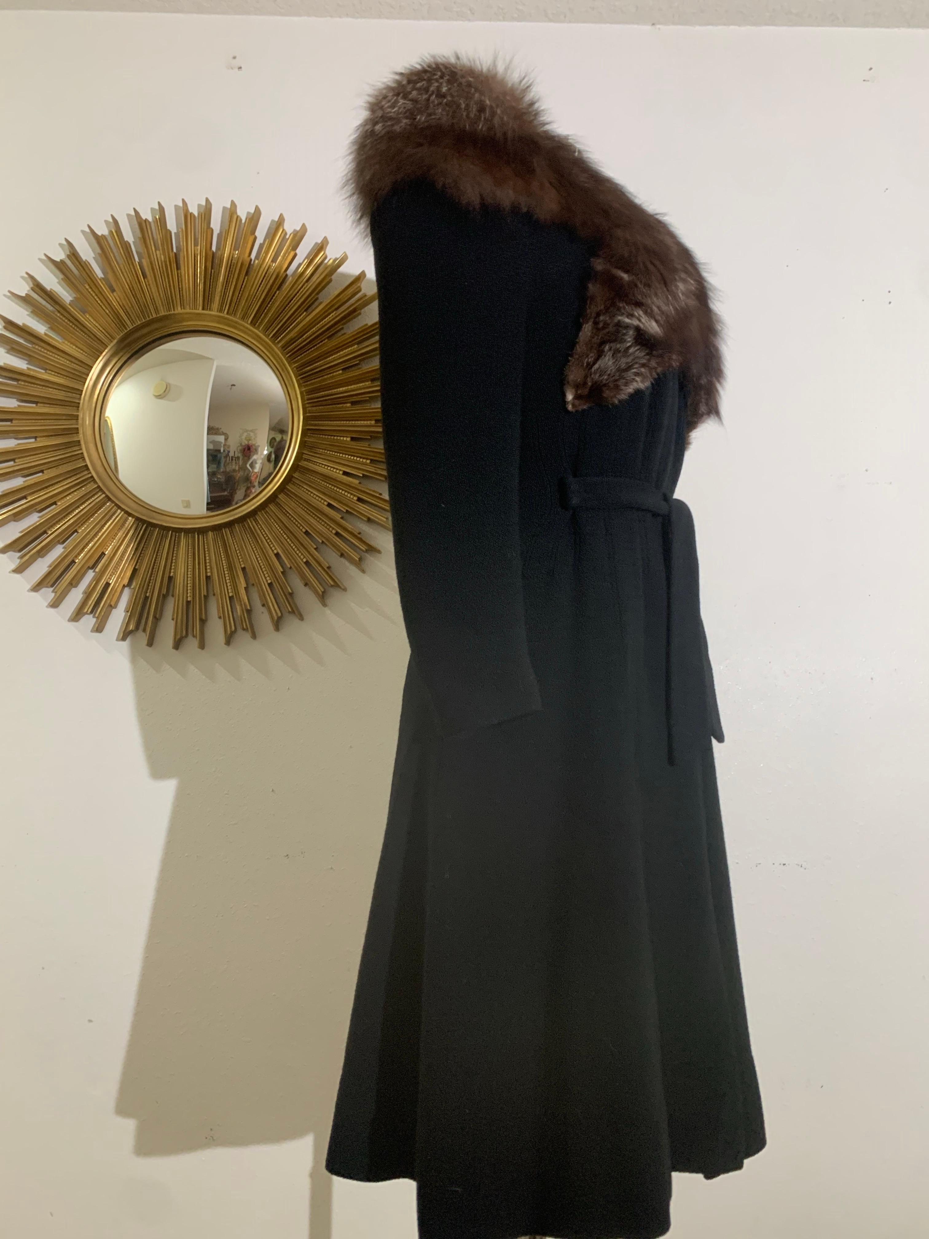 Cappotto da star hollywoodiana in lana nera degli anni '40 con insolito colletto e cintura in volpe in vendita 2