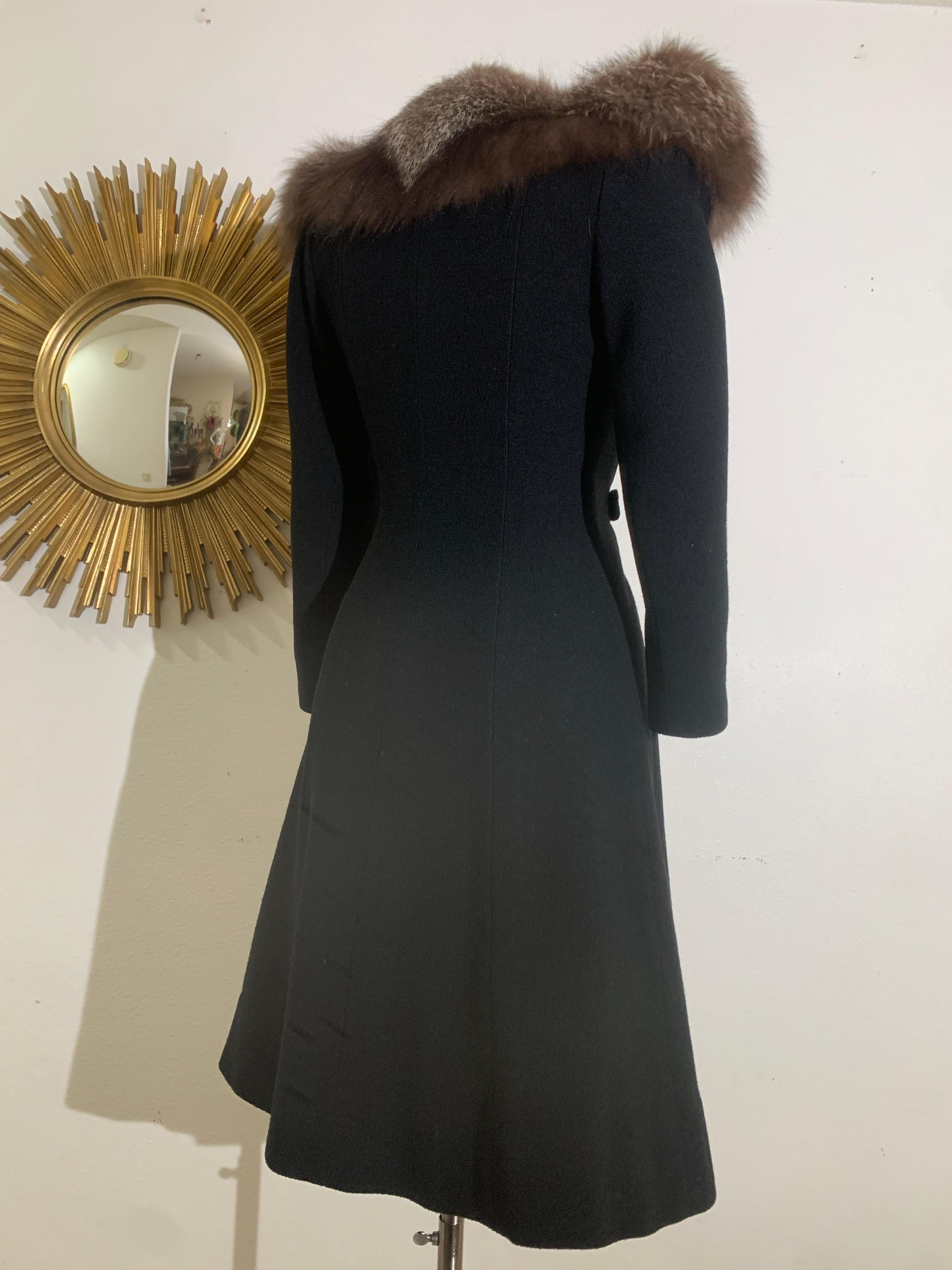 Cappotto da star hollywoodiana in lana nera degli anni '40 con insolito colletto e cintura in volpe in vendita 3