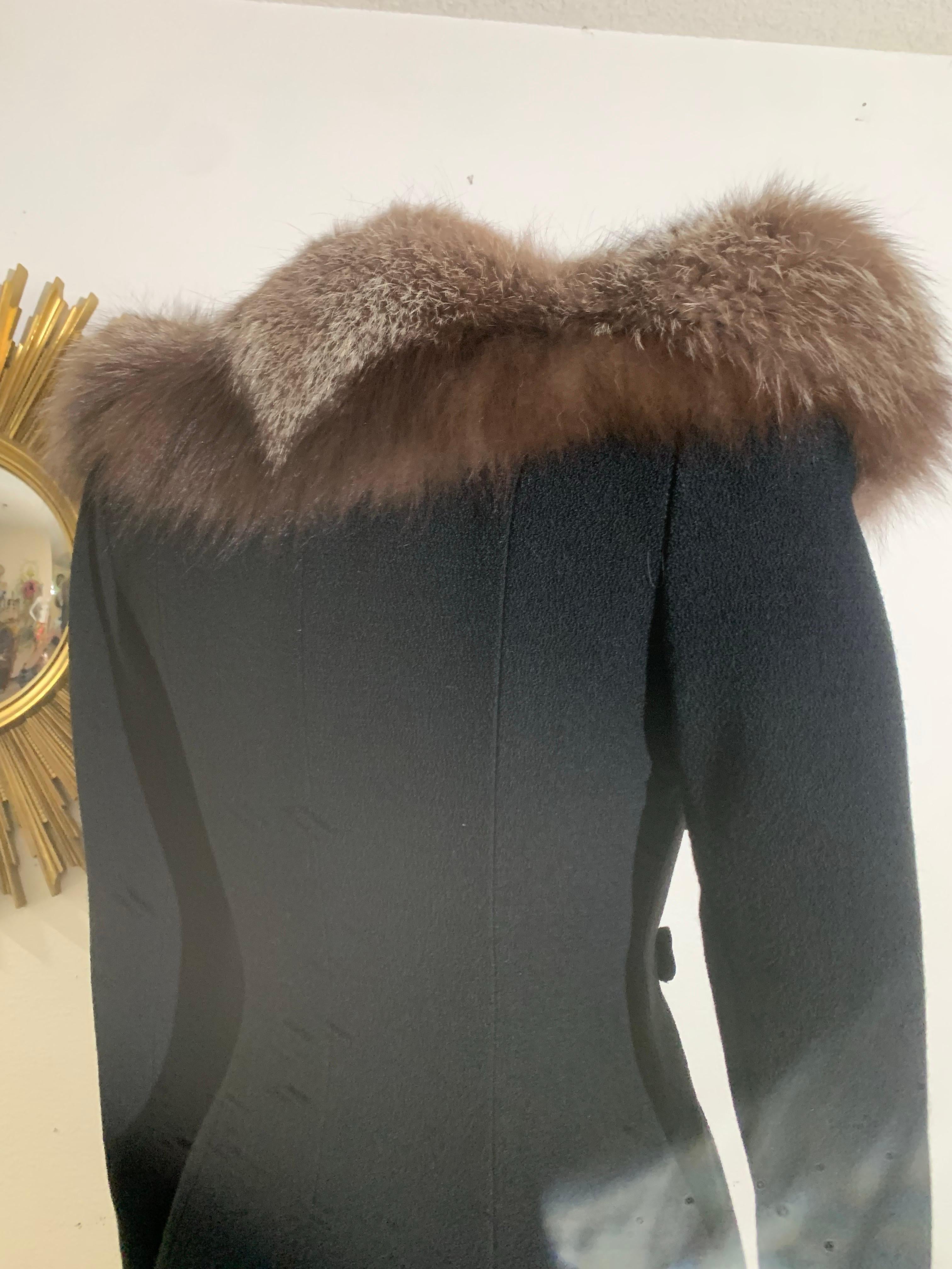 Cappotto da star hollywoodiana in lana nera degli anni '40 con insolito colletto e cintura in volpe in vendita 4