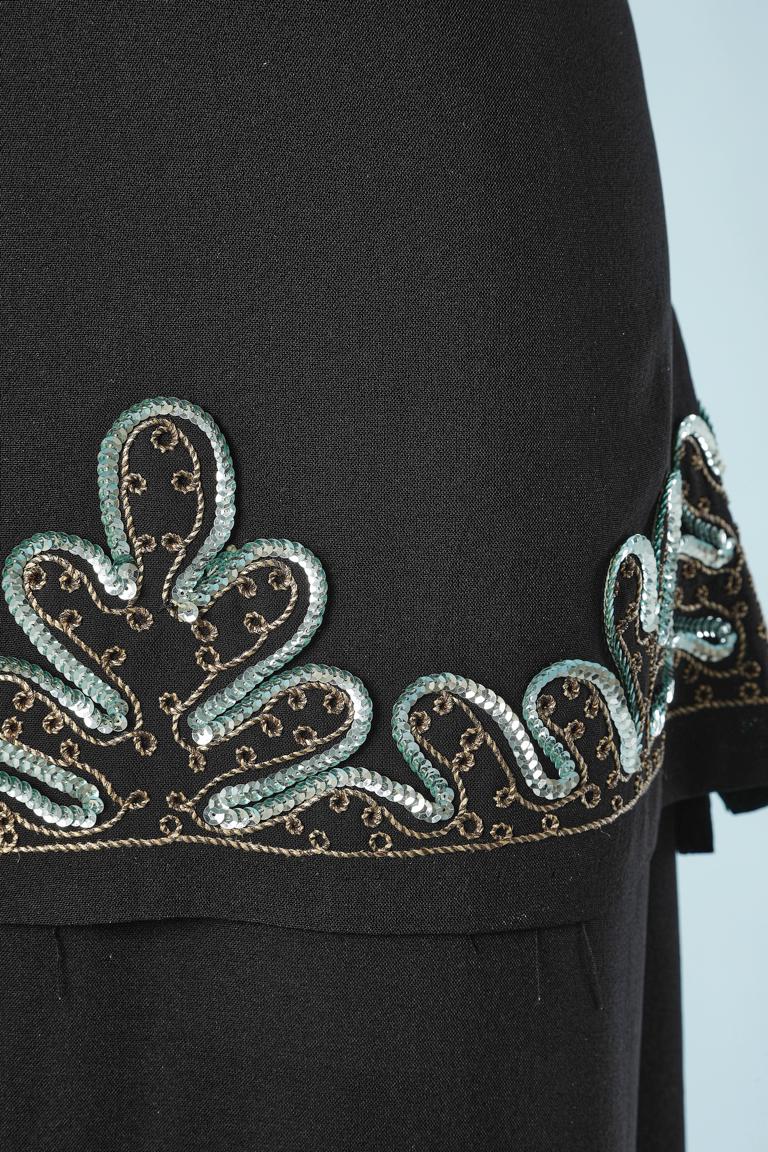 Schwarzes „trompe l'oeil“-Kleid aus Wolle aus den 1940er Jahren mit Pailletten und goldenen Fadenstickereien  im Zustand „Hervorragend“ im Angebot in Saint-Ouen-Sur-Seine, FR