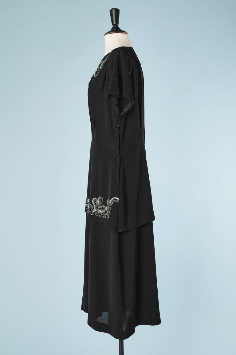 Schwarzes „trompe l'oeil“-Kleid aus Wolle aus den 1940er Jahren mit Pailletten und goldenen Fadenstickereien  Damen im Angebot