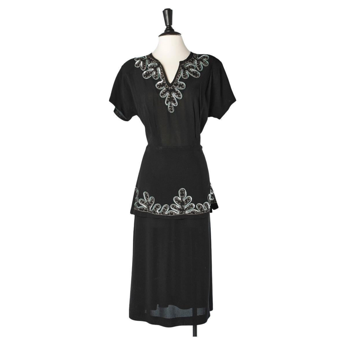 Schwarzes „trompe l'oeil“-Kleid aus Wolle aus den 1940er Jahren mit Pailletten und goldenen Fadenstickereien  im Angebot