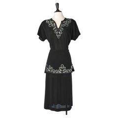 Schwarzes „trompe l'oeil“-Kleid aus Wolle aus den 1940er Jahren mit Pailletten und goldenen Fadenstickereien 