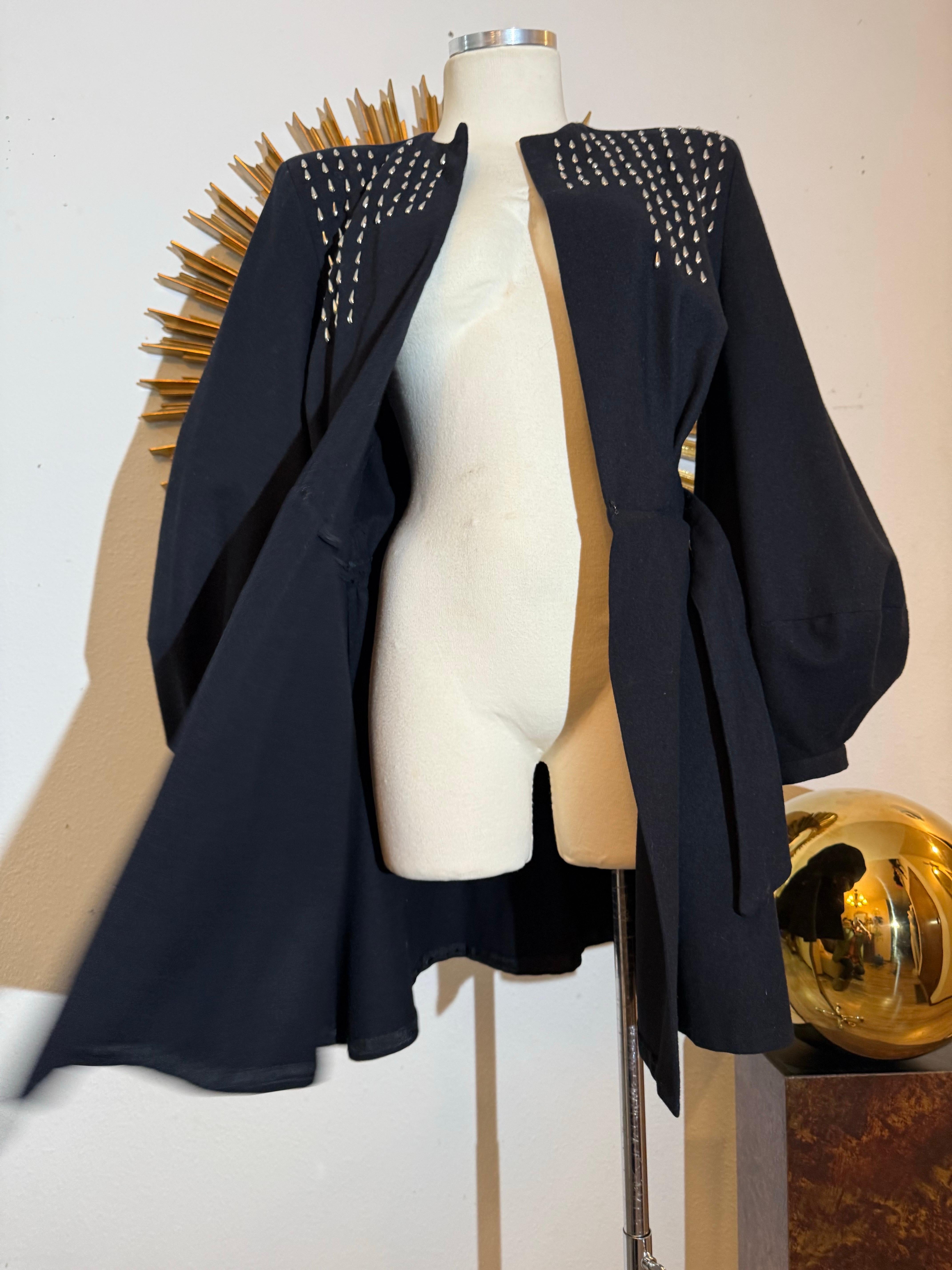 1940er Jahre Schwarze Kammgarn-Wolljacke mit Gürtel, Nietenpasse und großen Laternenärmeln im Angebot 6