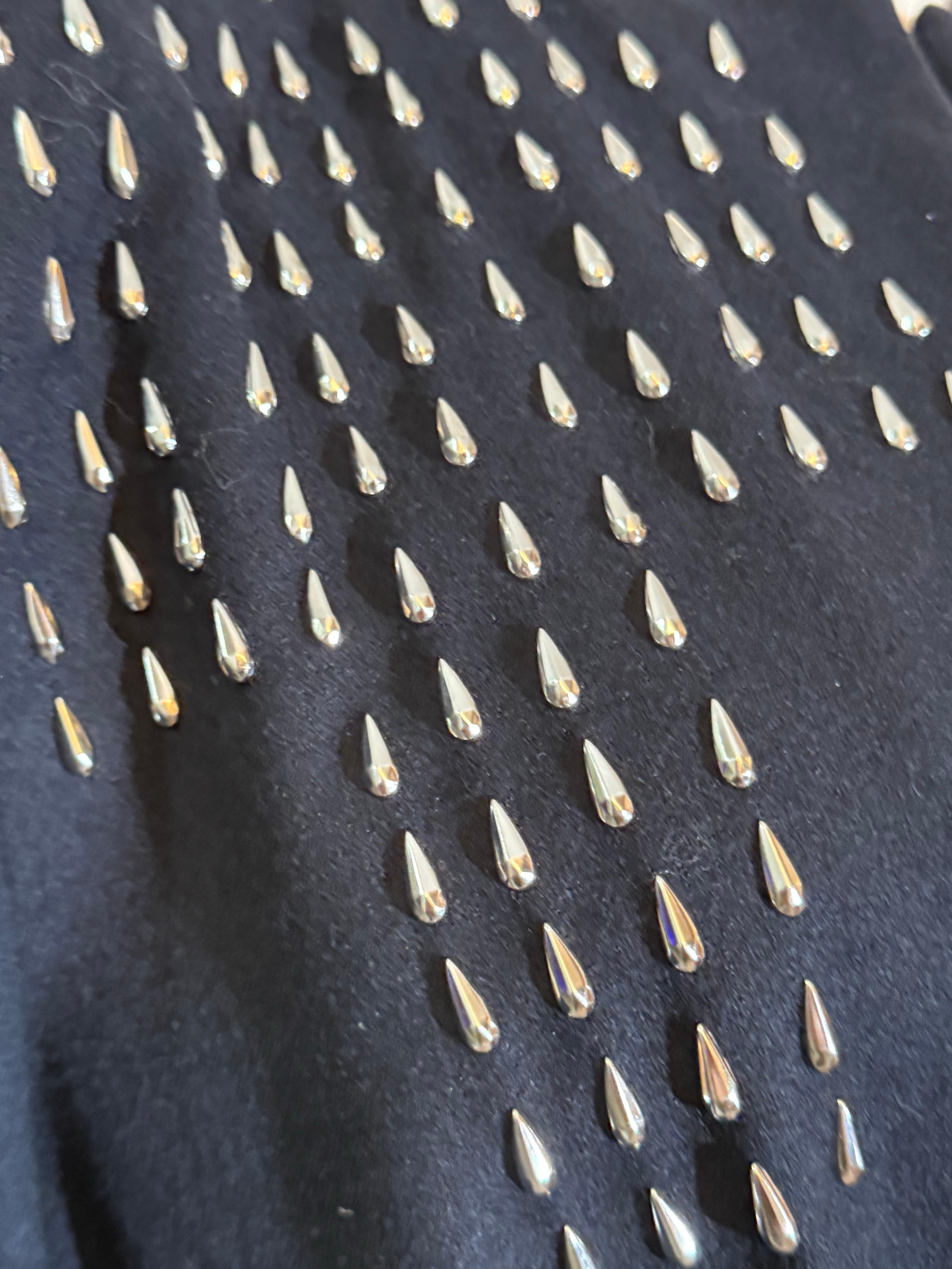 1940er Jahre Schwarze Kammgarn-Wolljacke mit Gürtel, Nietenpasse und großen Laternenärmeln im Angebot 7