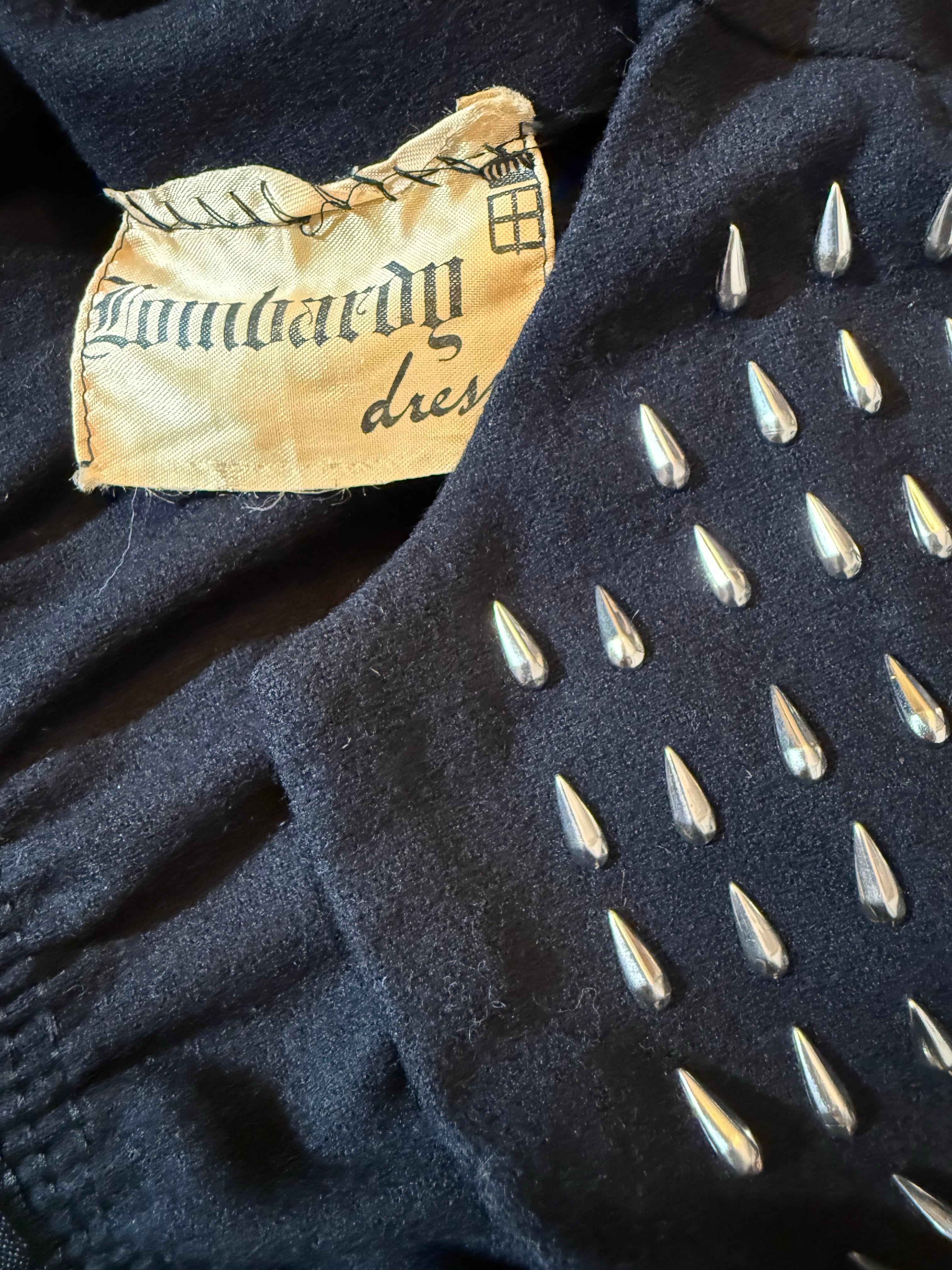 1940er Jahre Schwarze Kammgarn-Wolljacke mit Gürtel, Nietenpasse und großen Laternenärmeln im Angebot 8