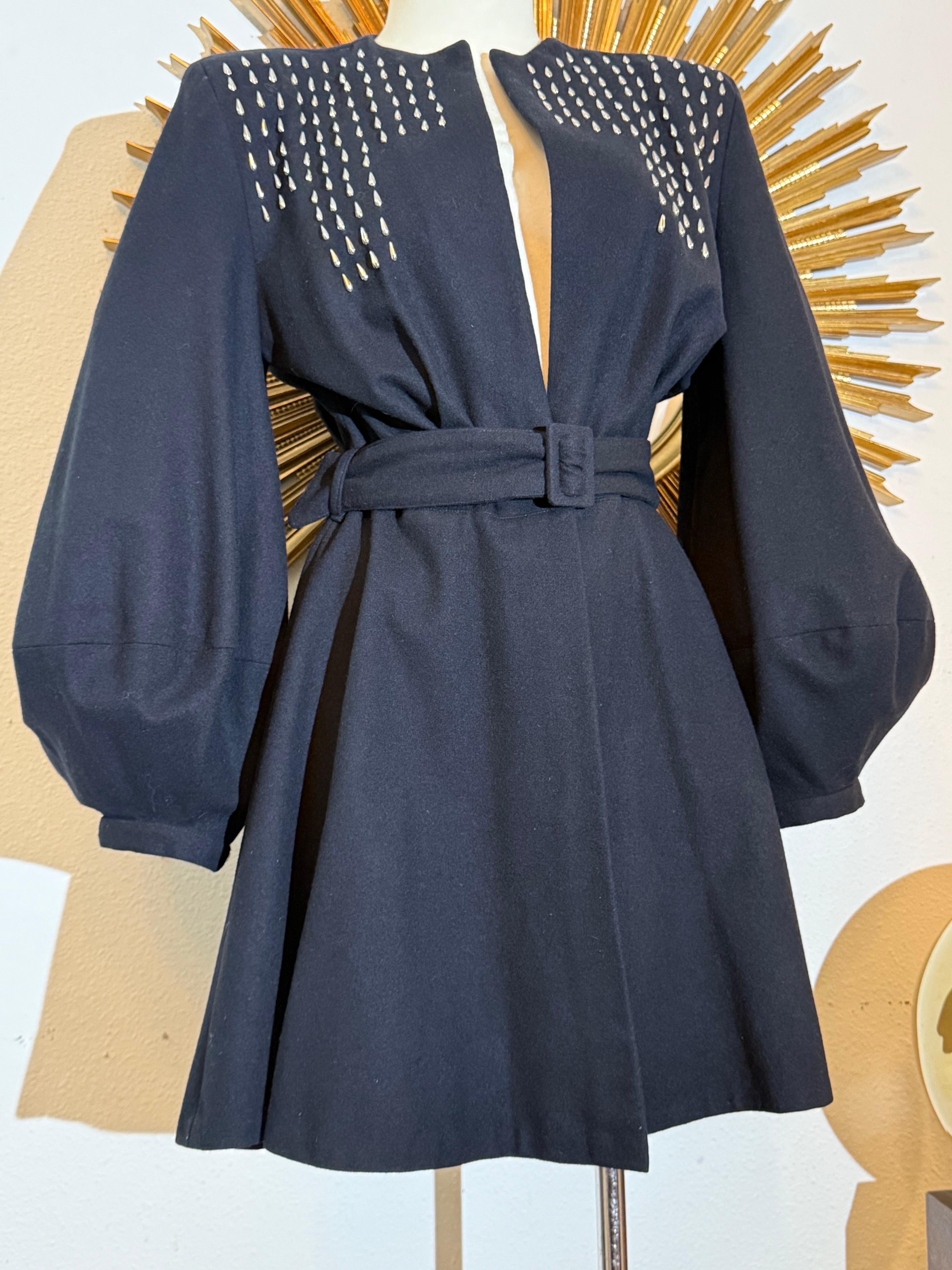 1940er Jahre Schwarz Kammgarn Wolle Belted Jacke w Nietenpasse & große Laterne Ärmel:  Fantastische Silhouette mit kräftigen Crawford-Schultern, passender Original-Gürtel wird mitgeliefert. Die Jacke kann mit einem Gürtel oder locker mit einem Haken