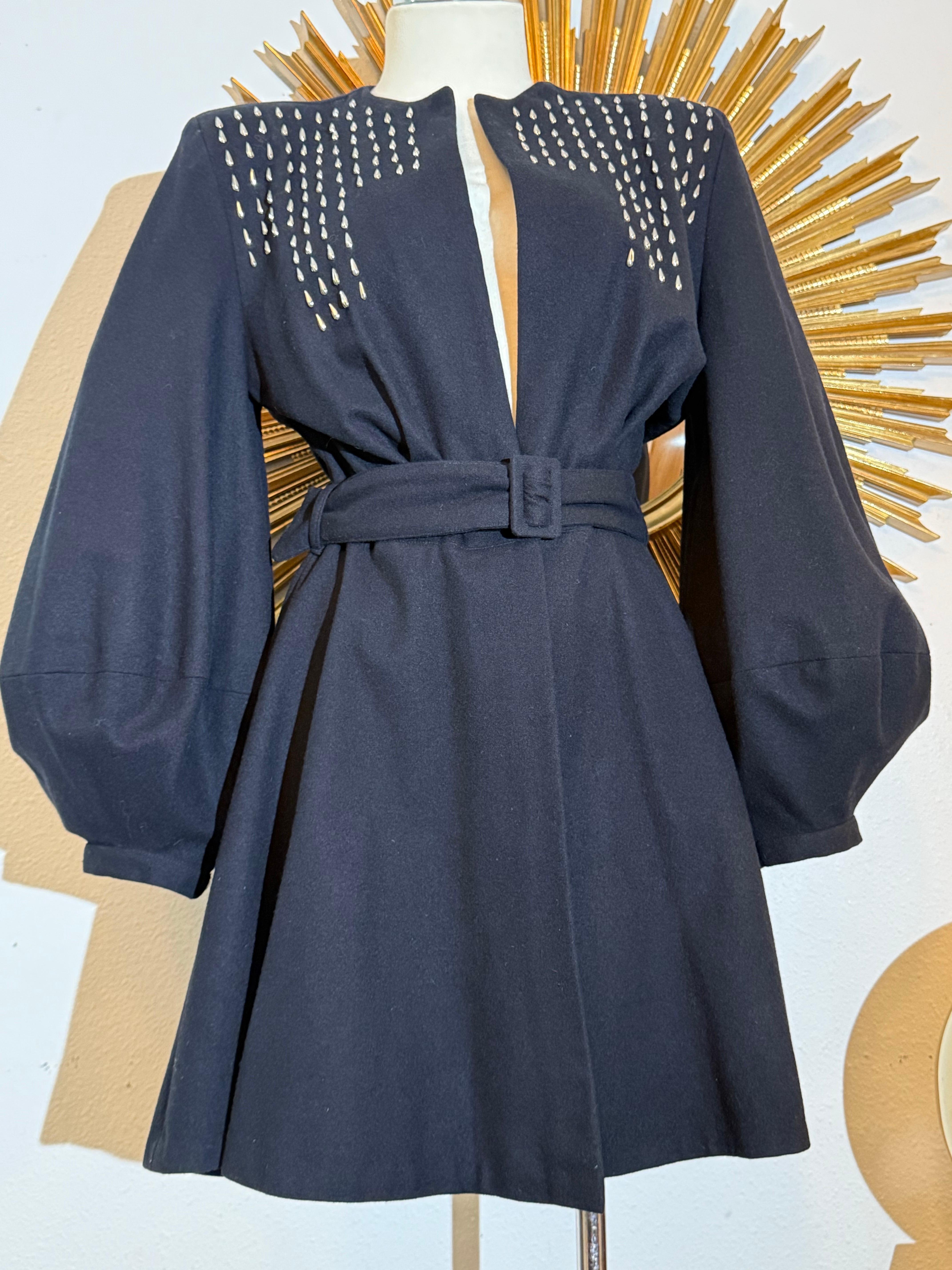 1940er Jahre Schwarze Kammgarn-Wolljacke mit Gürtel, Nietenpasse und großen Laternenärmeln im Zustand „Hervorragend“ im Angebot in Gresham, OR