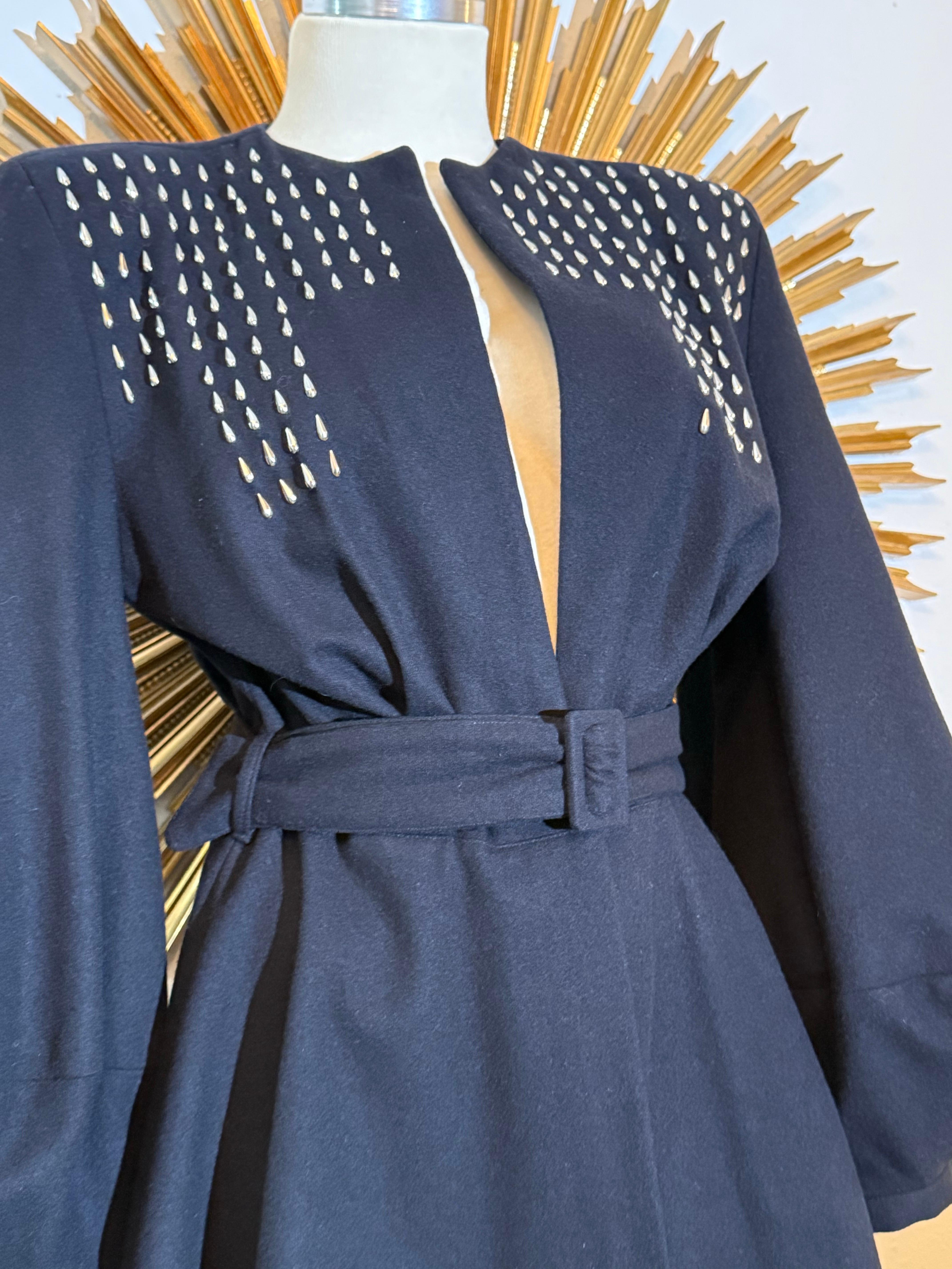 1940er Jahre Schwarze Kammgarn-Wolljacke mit Gürtel, Nietenpasse und großen Laternenärmeln Damen im Angebot