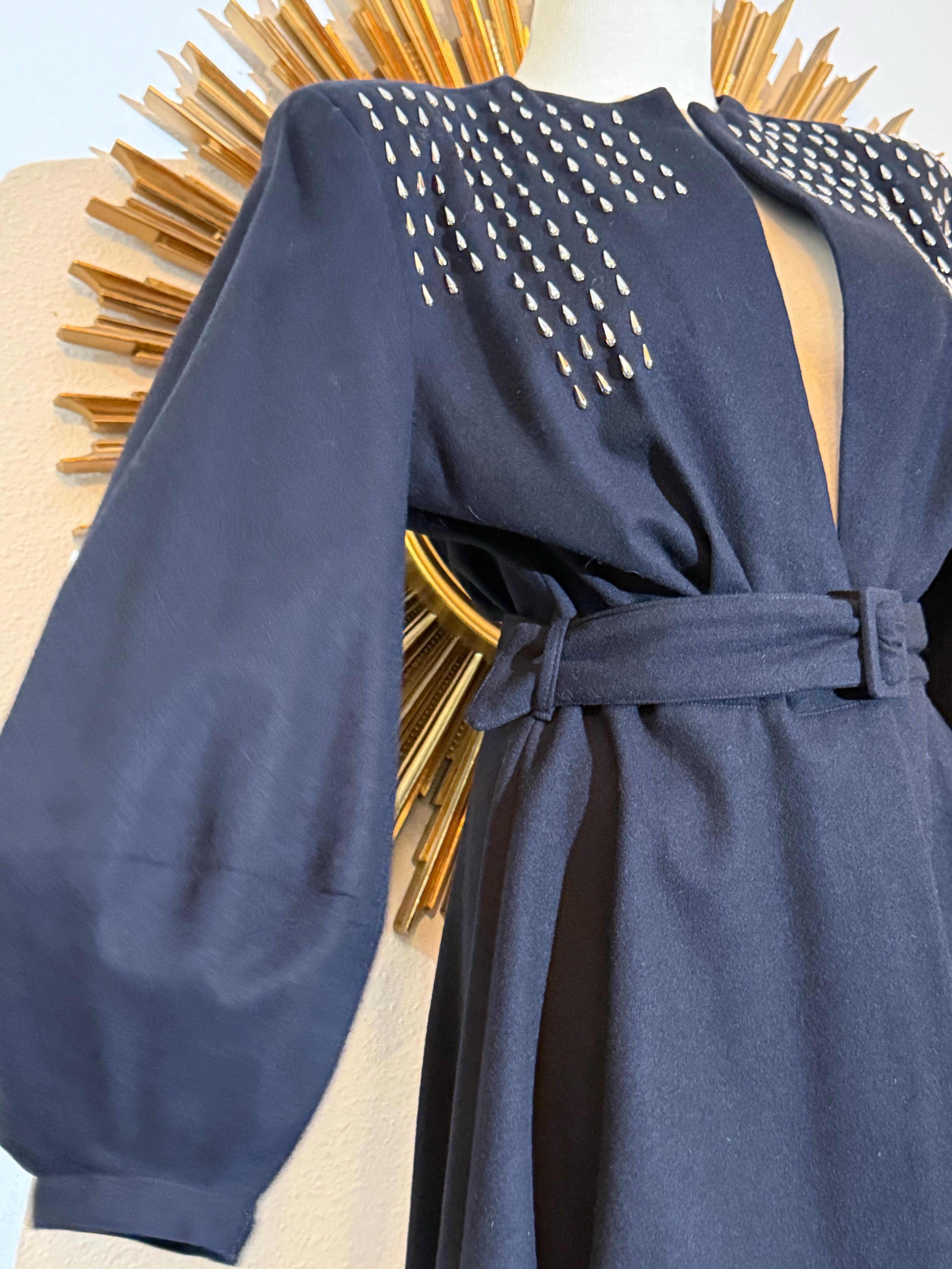 1940er Jahre Schwarze Kammgarn-Wolljacke mit Gürtel, Nietenpasse und großen Laternenärmeln im Angebot 1