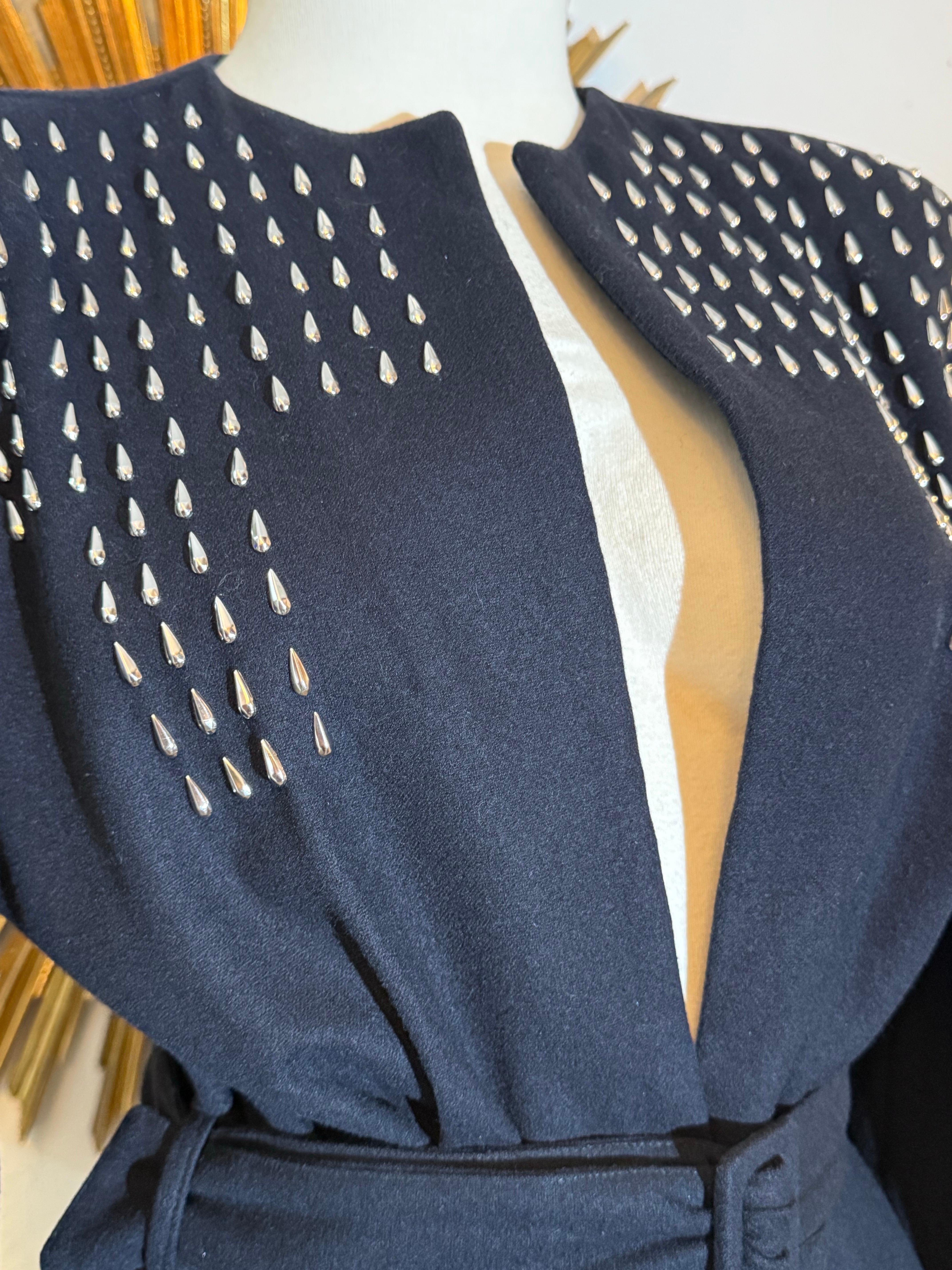 1940er Jahre Schwarze Kammgarn-Wolljacke mit Gürtel, Nietenpasse und großen Laternenärmeln im Angebot 2