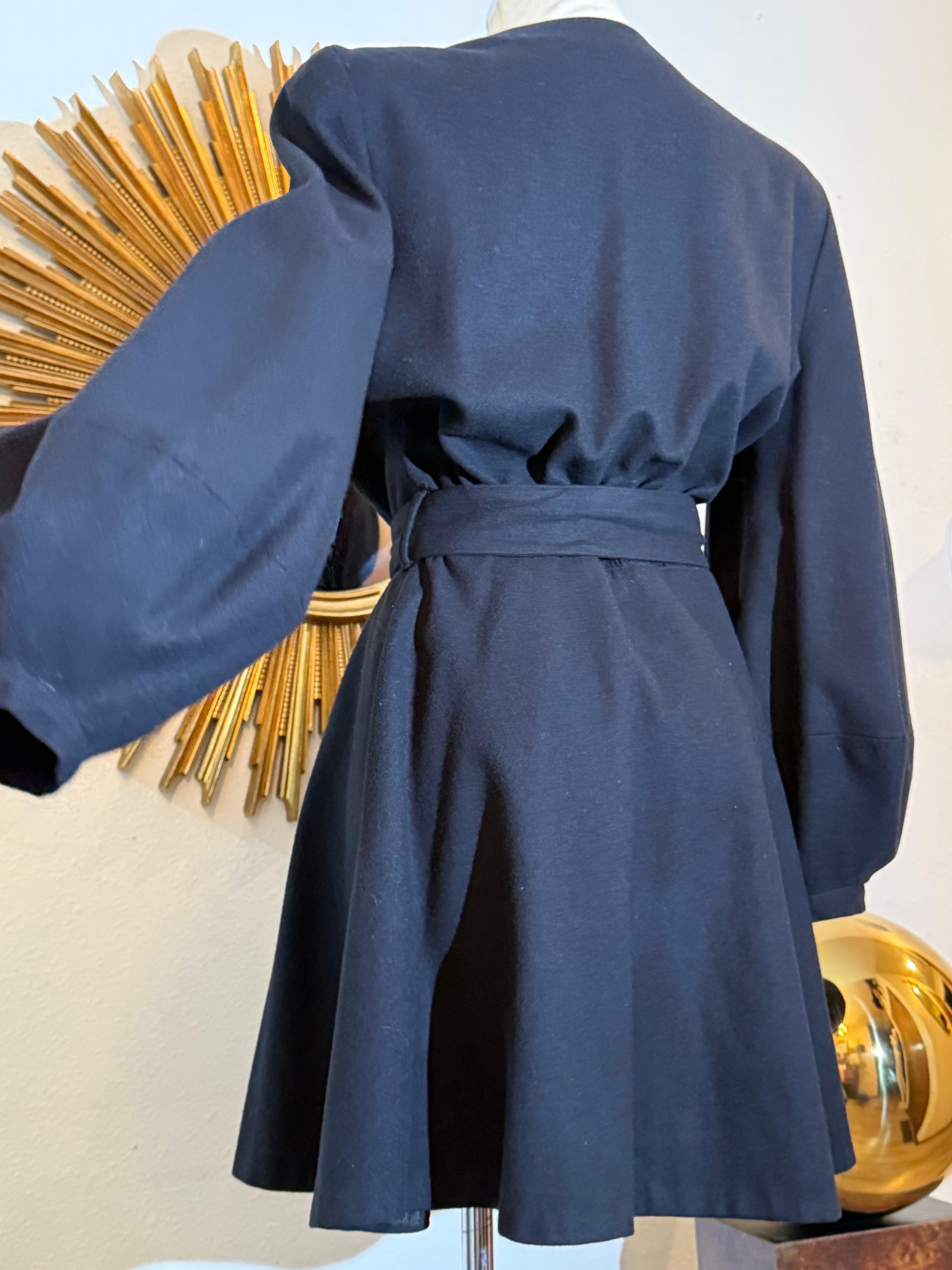 1940er Jahre Schwarze Kammgarn-Wolljacke mit Gürtel, Nietenpasse und großen Laternenärmeln im Angebot 3