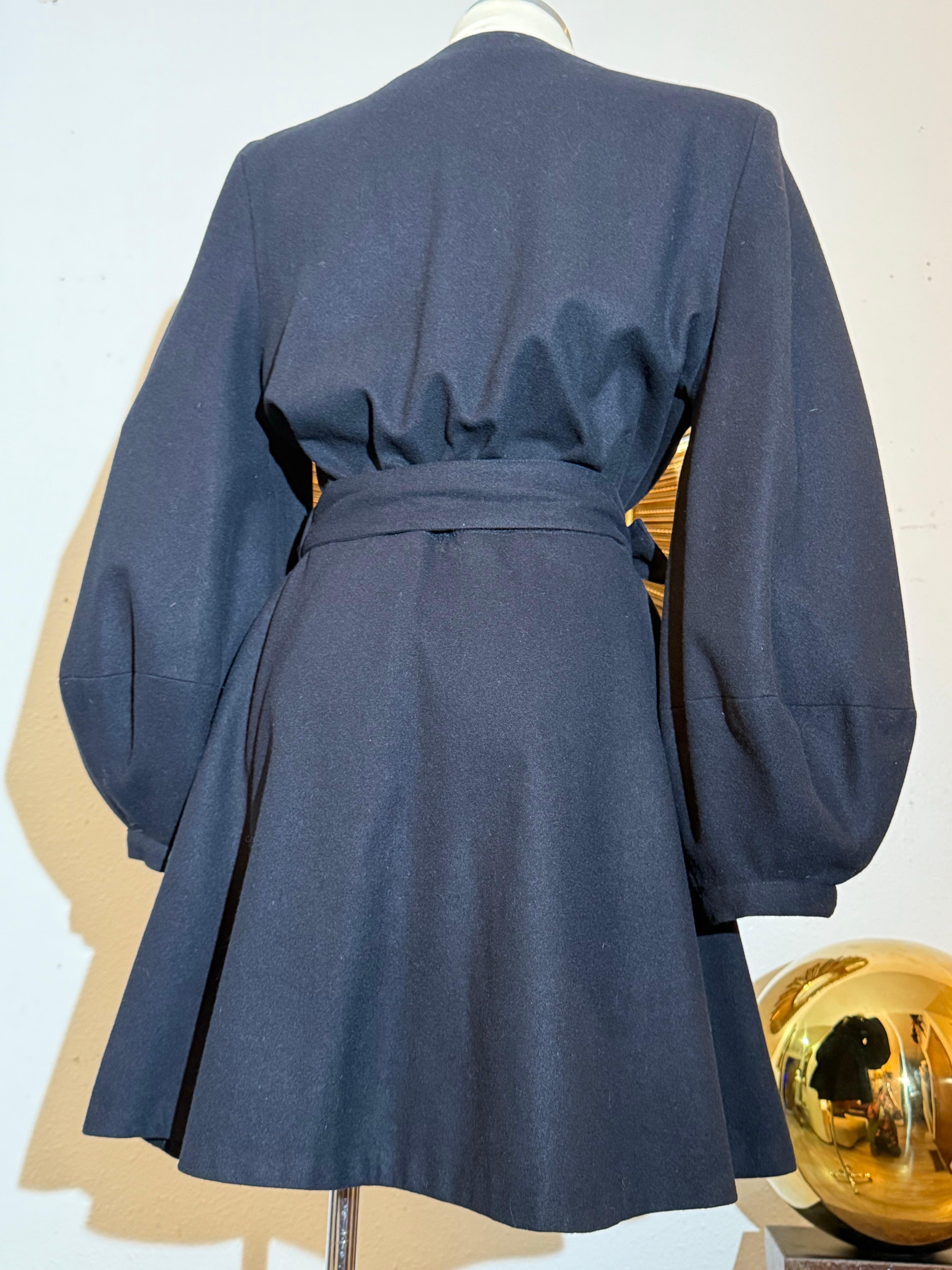 1940er Jahre Schwarze Kammgarn-Wolljacke mit Gürtel, Nietenpasse und großen Laternenärmeln im Angebot 4