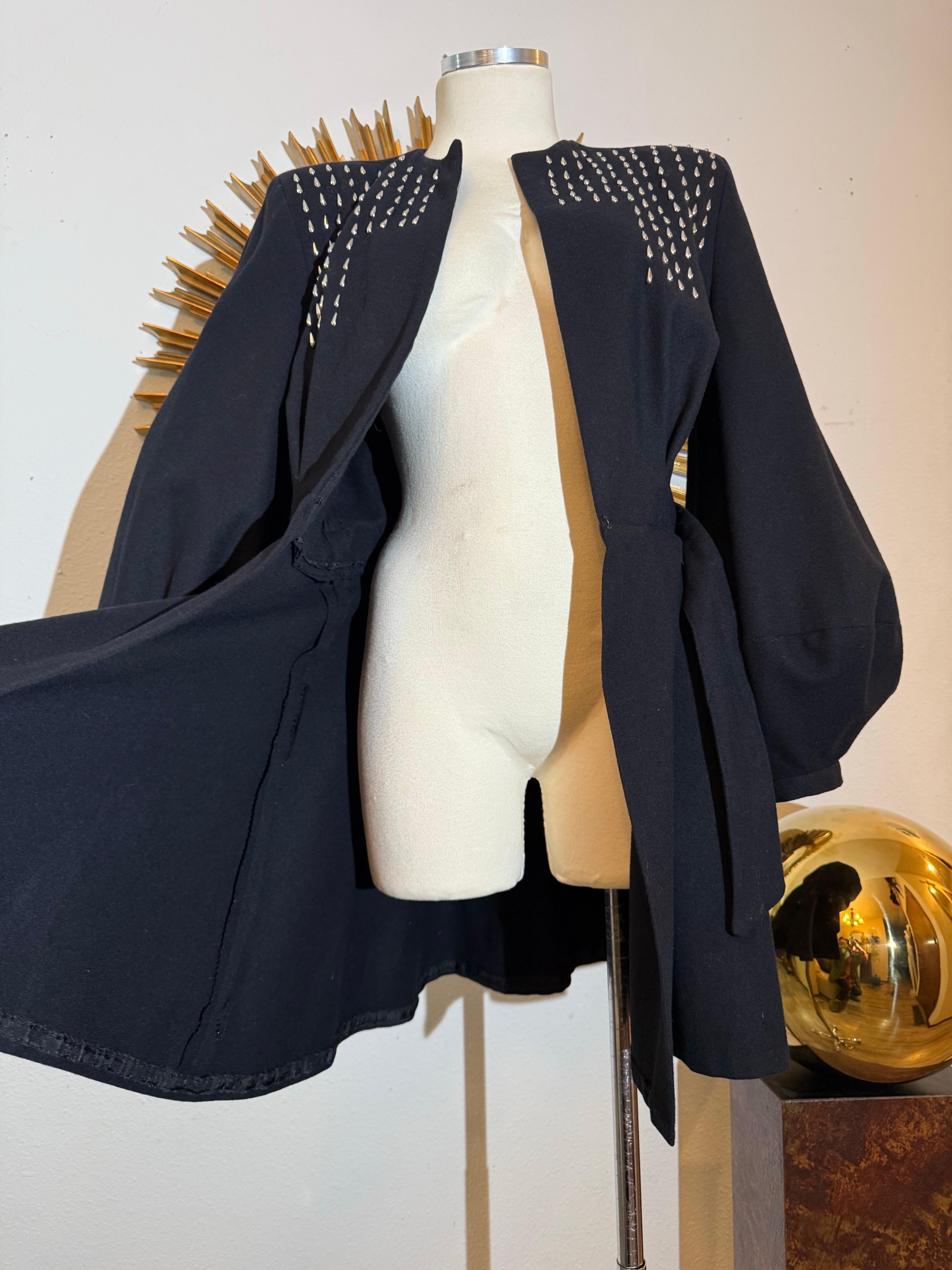 1940er Jahre Schwarze Kammgarn-Wolljacke mit Gürtel, Nietenpasse und großen Laternenärmeln im Angebot 5