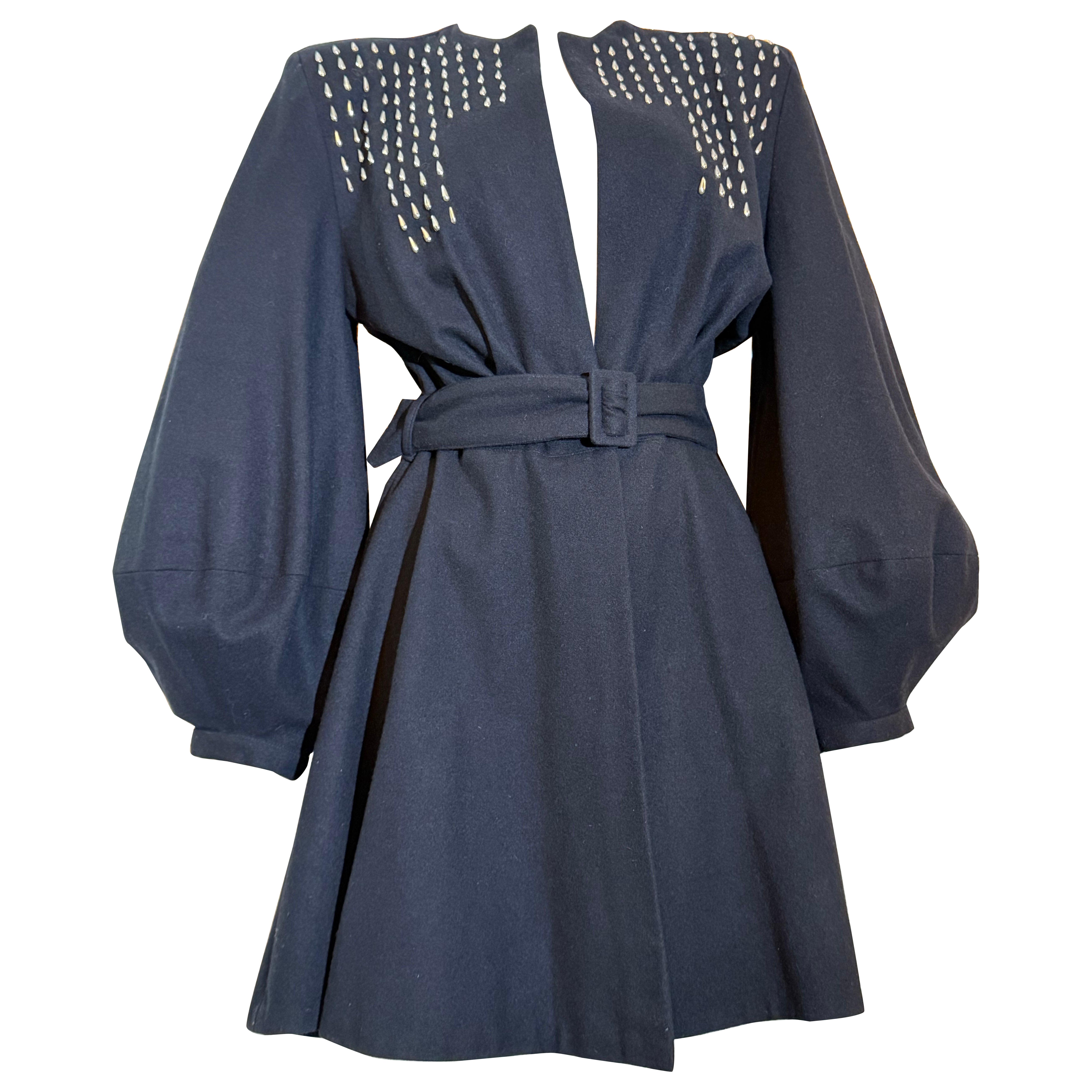 1940er Jahre Schwarze Kammgarn-Wolljacke mit Gürtel, Nietenpasse und großen Laternenärmeln im Angebot