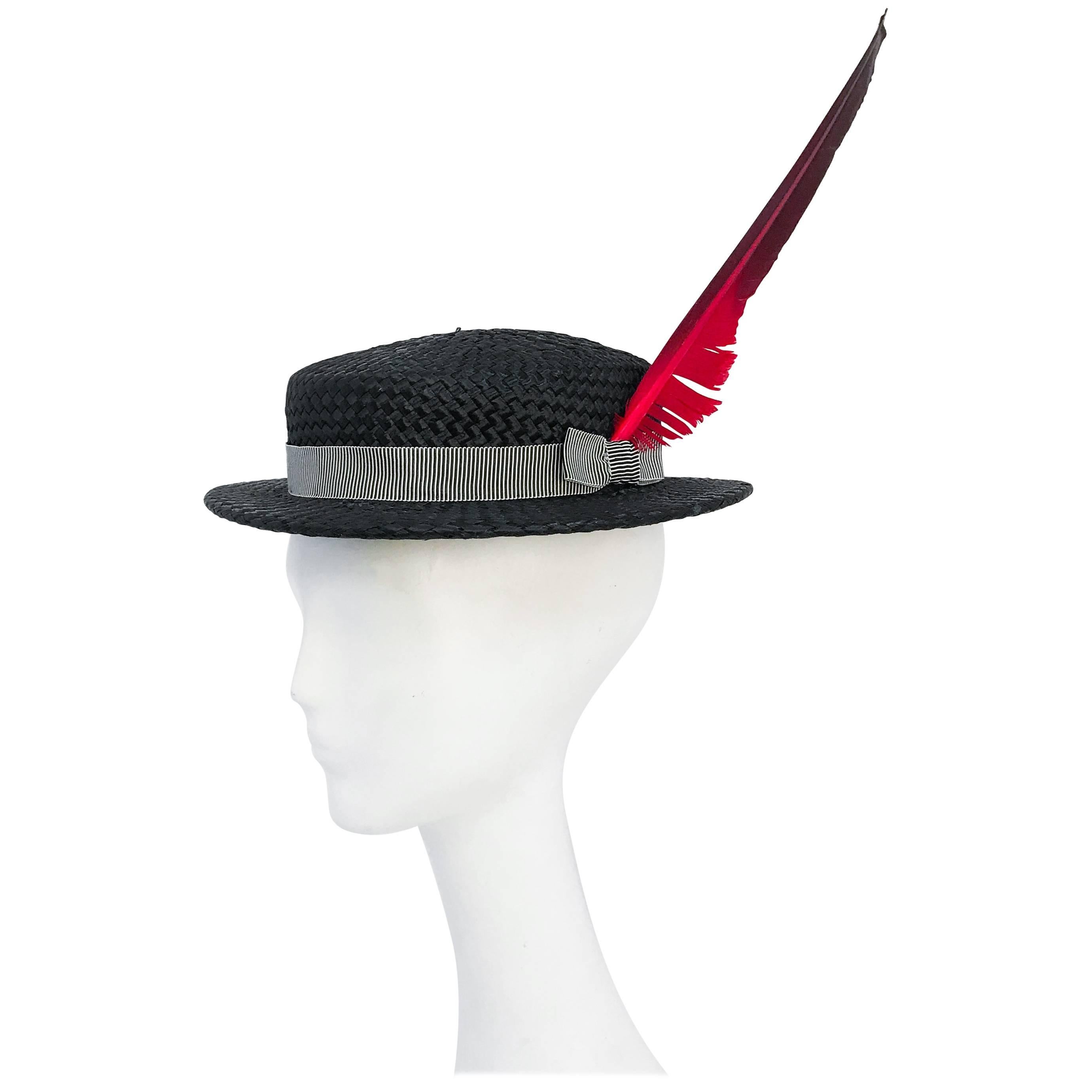Chapeau en paille tissée noire avec de grandes plumes, années 1940