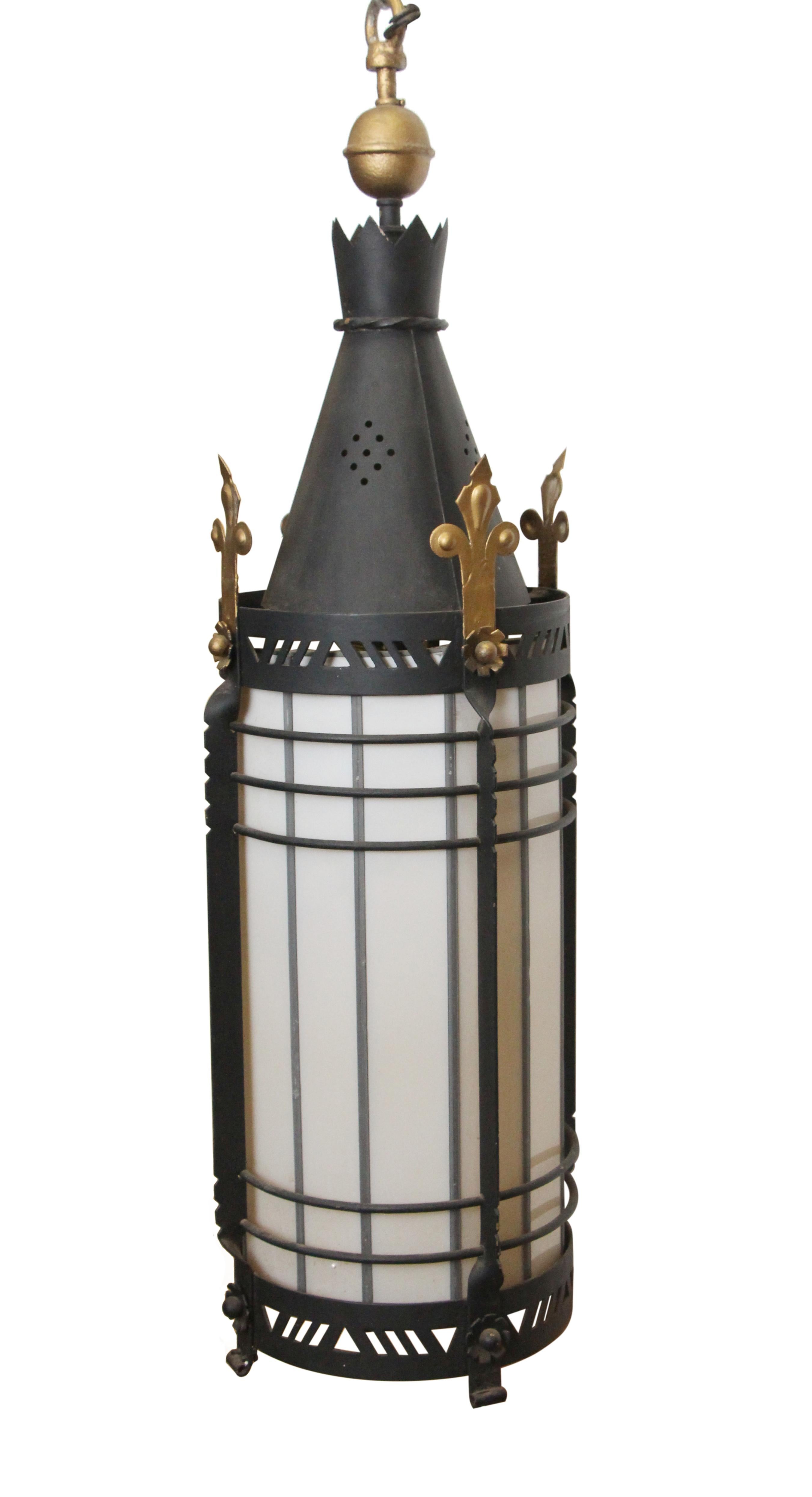 Lanterne gothique à trois ampoules en fer forgé noir et or avec un abat-jour en verre des années 1940. Visible dans notre boutique située à 400 Gilligan St location à Scranton, PA
