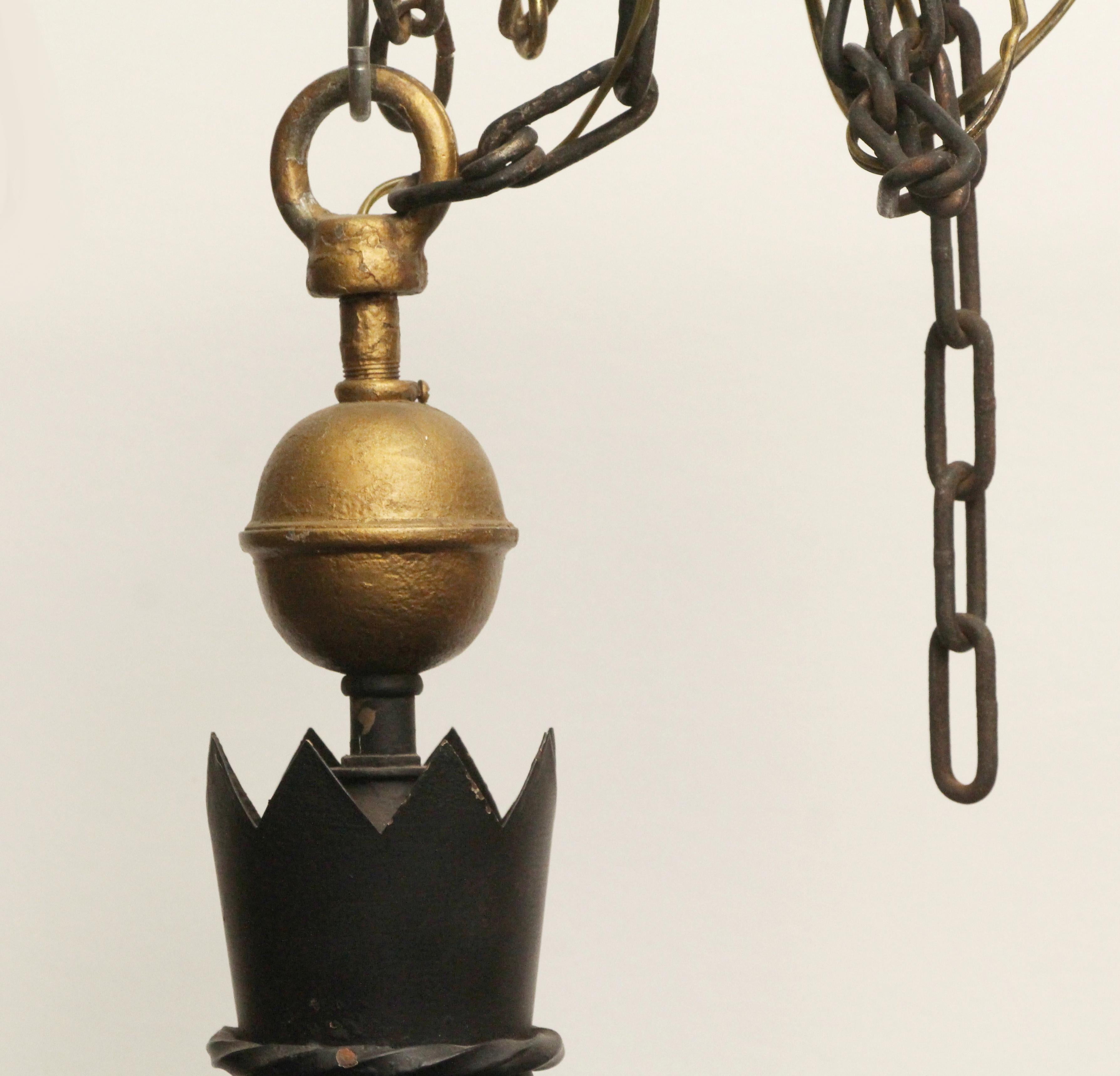 Gothique Lampe à suspension en fer forgé noir des années 1940 avec accents dorés et abat-jour en verre
