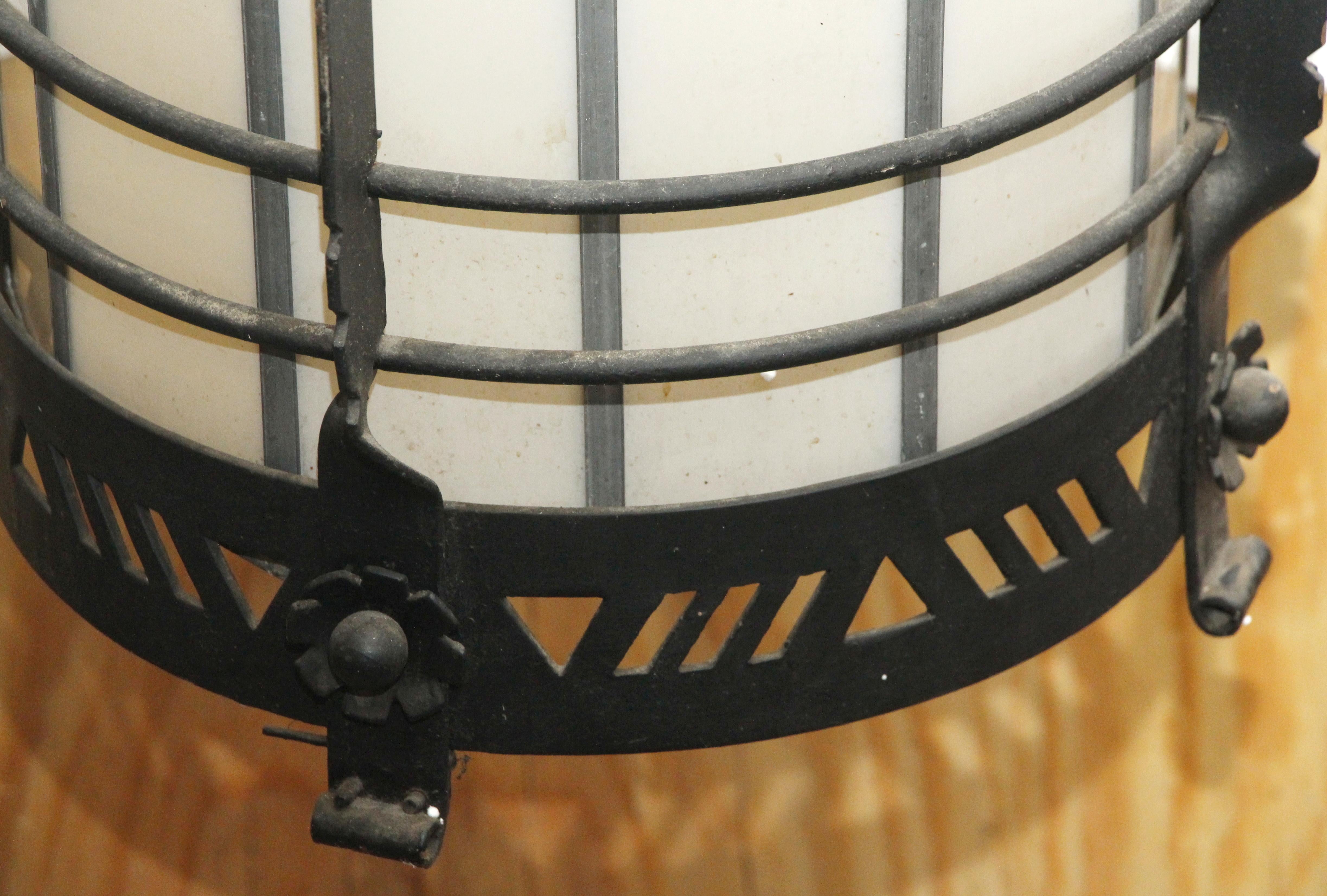 Milieu du XXe siècle Lampe à suspension en fer forgé noir des années 1940 avec accents dorés et abat-jour en verre