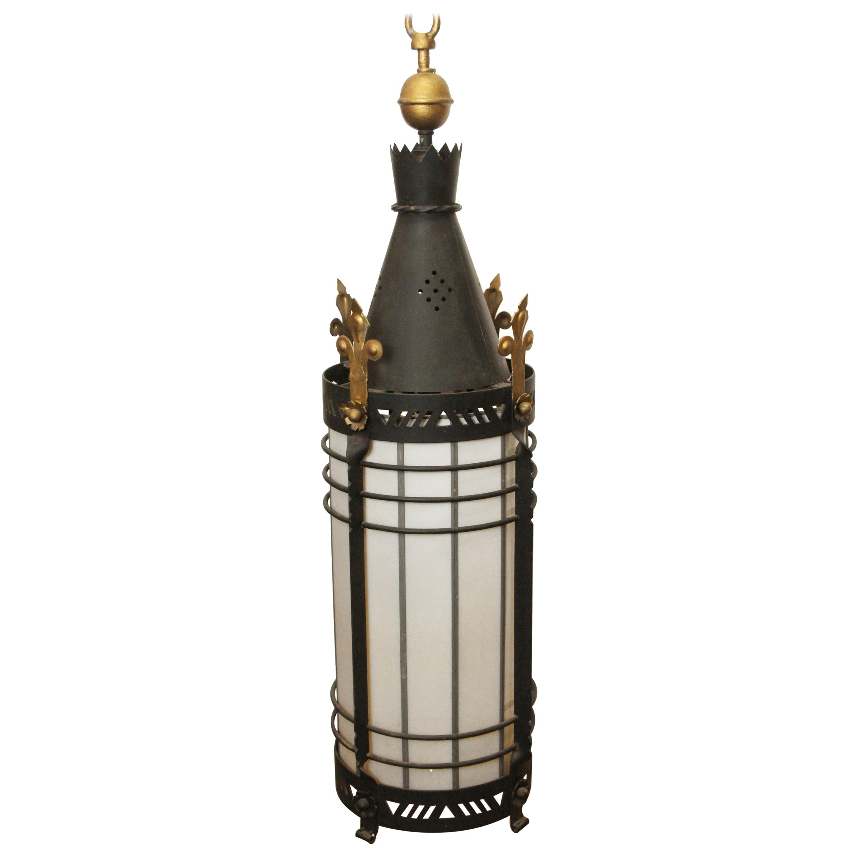Lampe à suspension en fer forgé noir des années 1940 avec accents dorés et abat-jour en verre