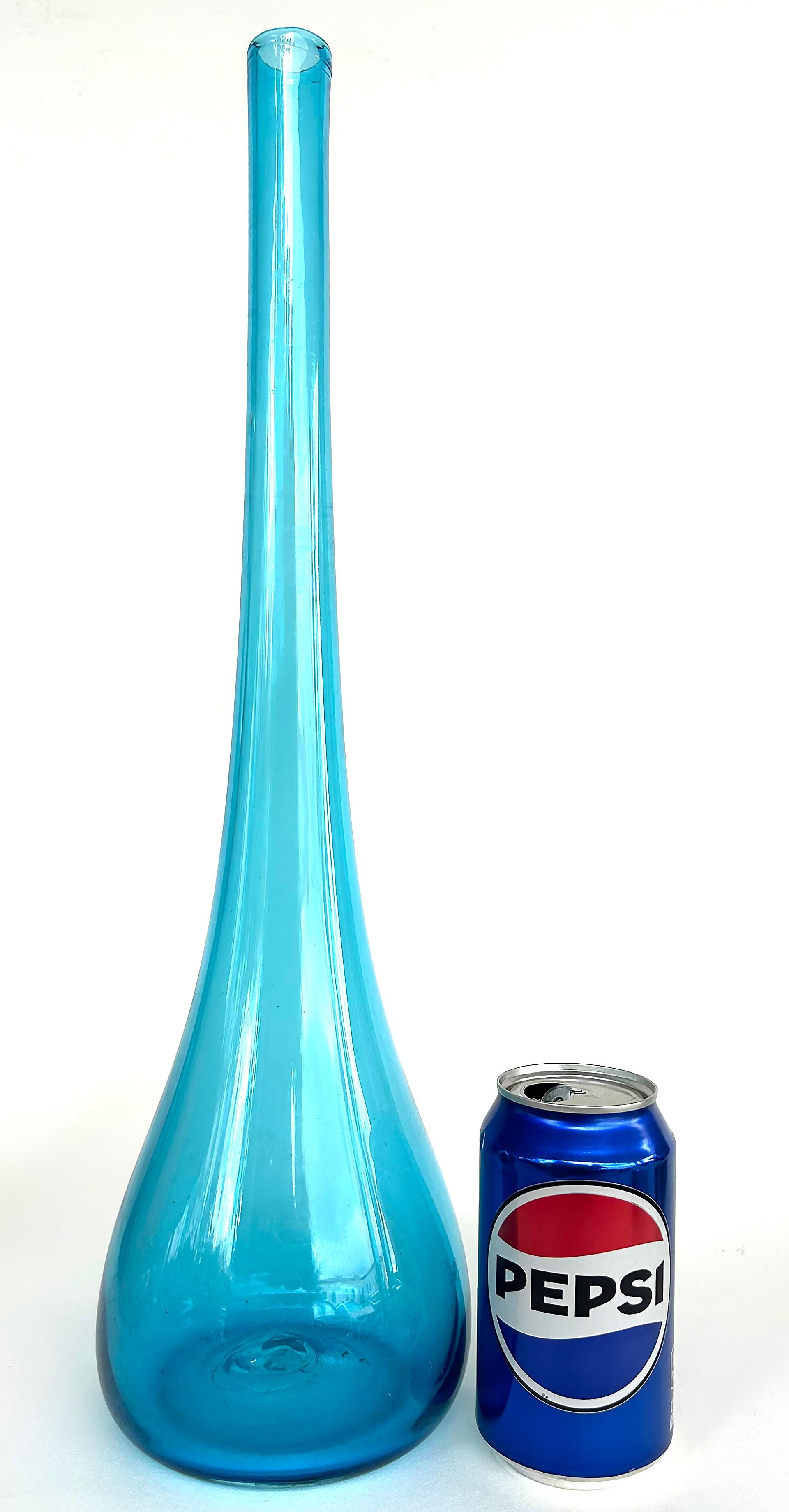  Vaso in vetro artistico Blenko degli anni '40 di Wayne Husted #4616

In vendita un vaso in vetro artistico Blenko degli anni '40 di Wayne Husted, modello #4616. Questo delizioso vaso Blenko è di un blu vibrante con una forma a goccia allungata, che