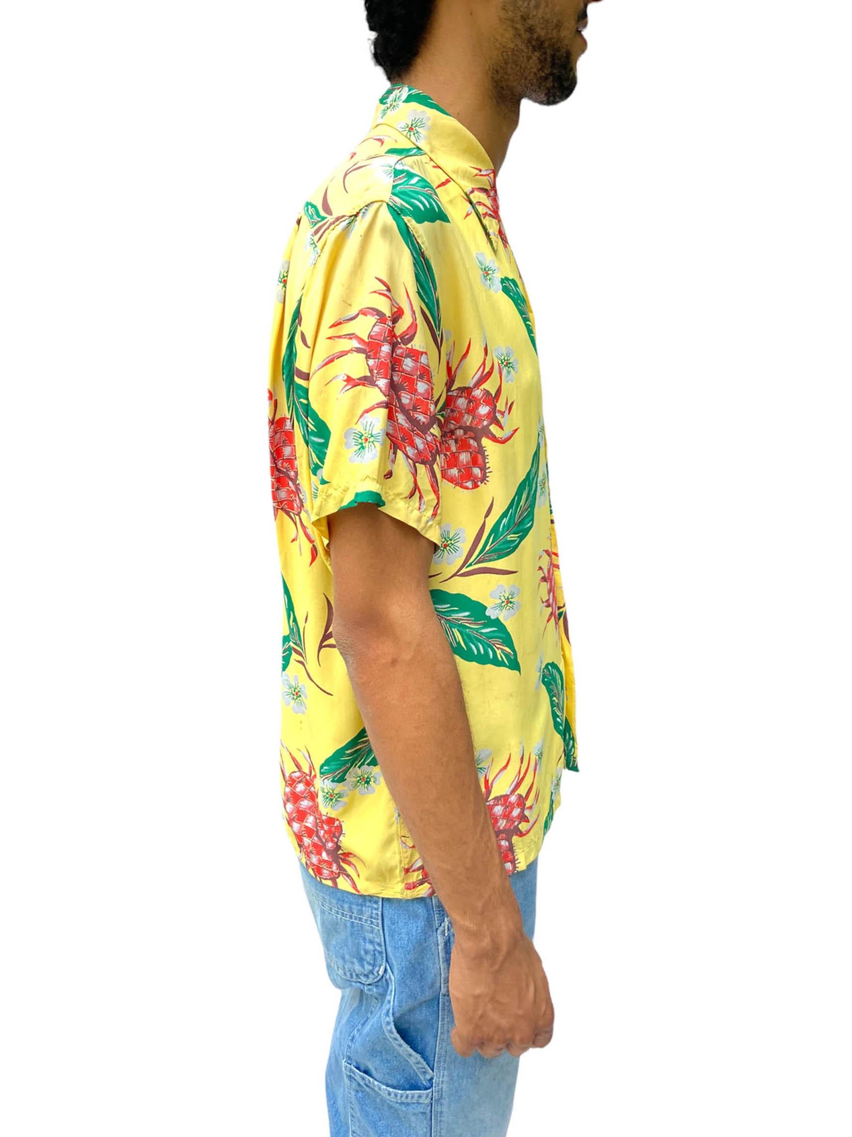 1940S Blocks Yellow Tropical Rayon & Silk Crabs Shirt In Excellent Condition For Sale In New York, NY