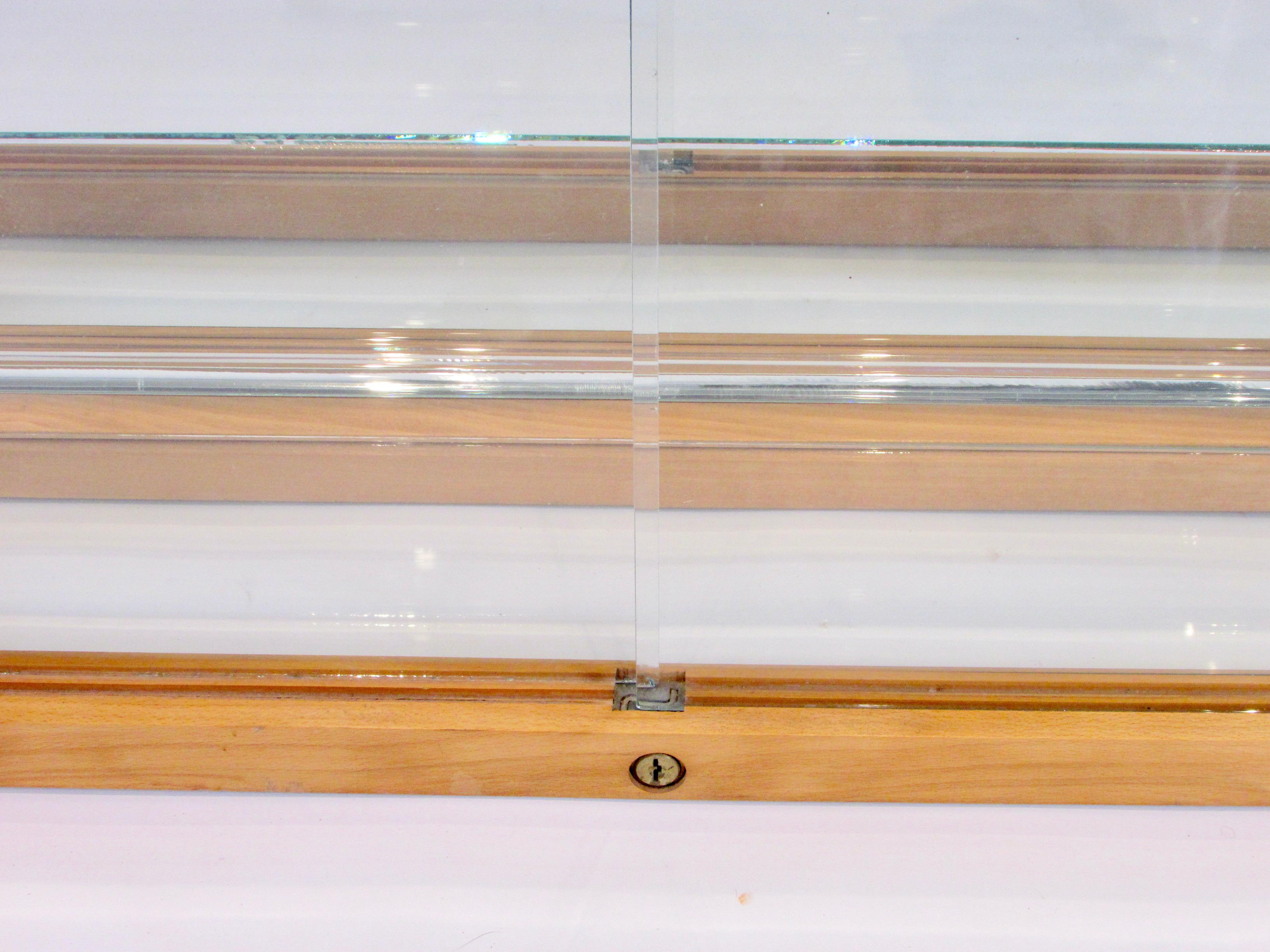 Vitrine de collection en bois blond et verre des années 1940 en vente 1