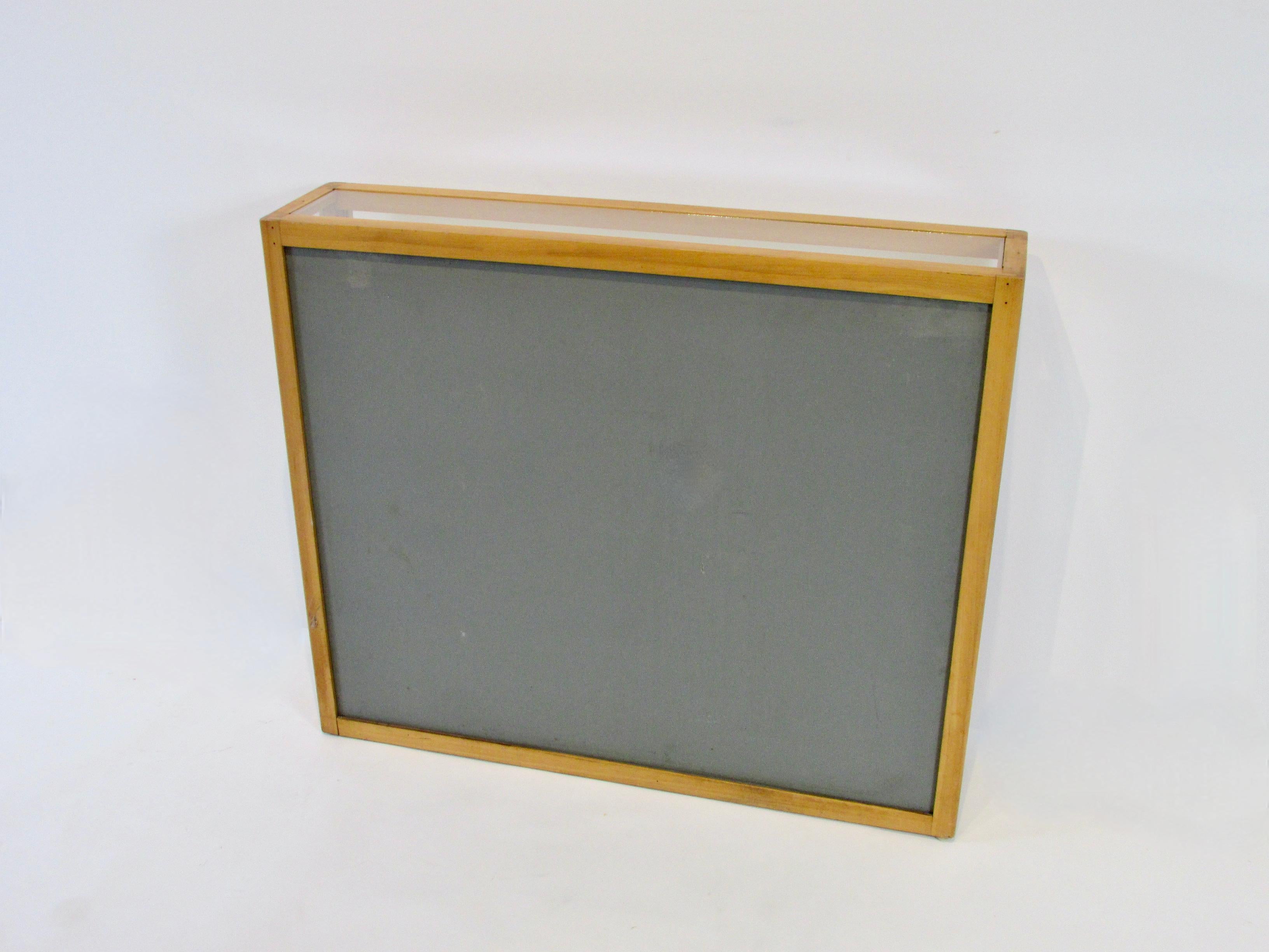 Vitrine de collection en bois blond et verre des années 1940 en vente 2