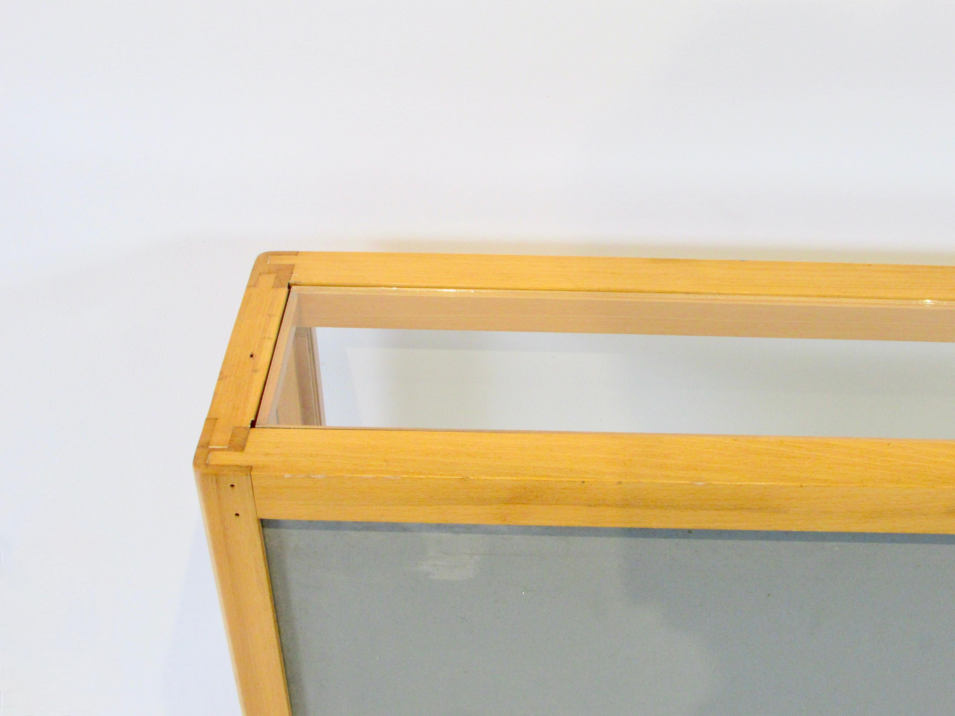 Vitrine de collection en bois blond et verre des années 1940 en vente 3