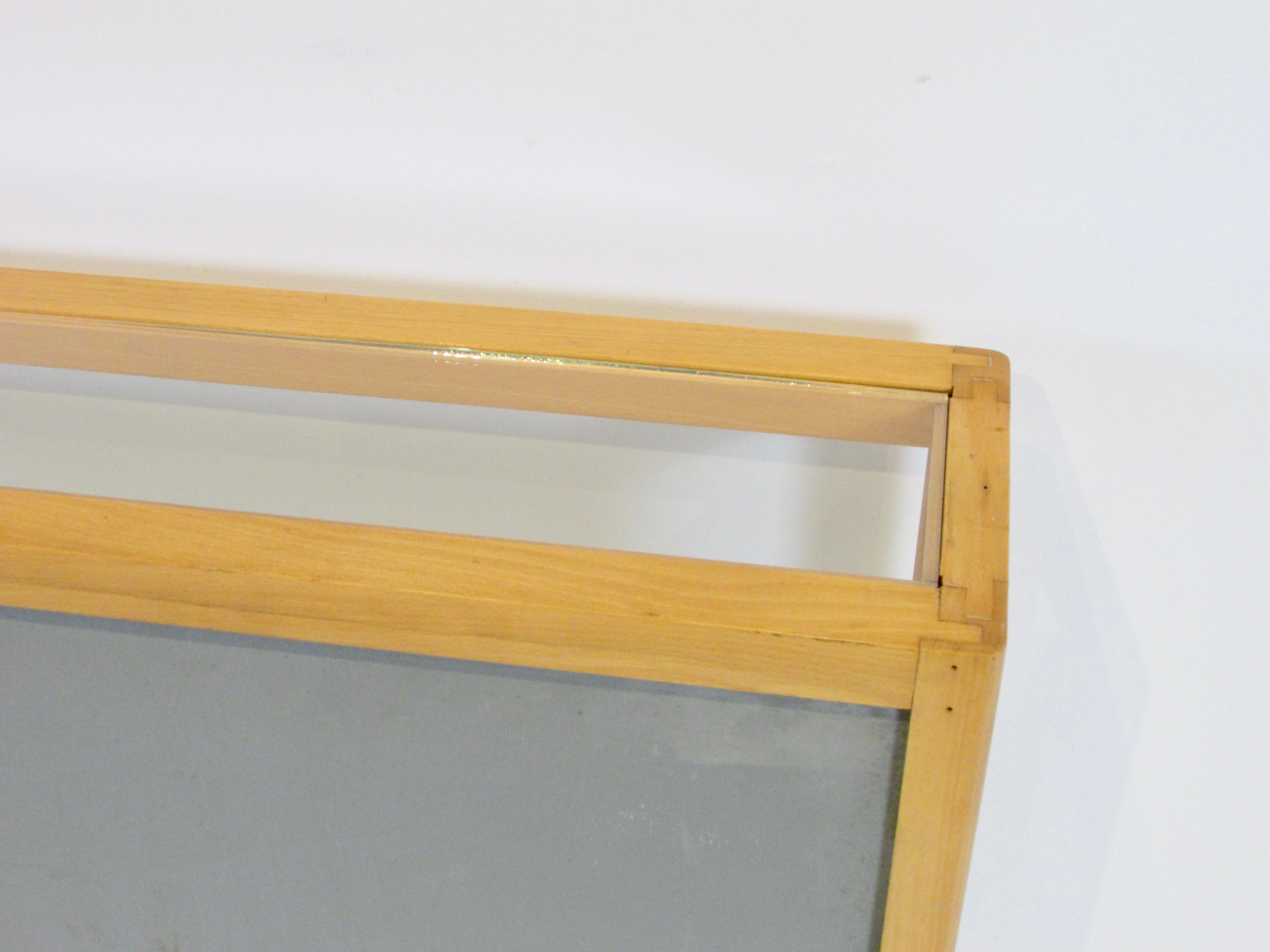 Vitrine de collection en bois blond et verre des années 1940 en vente 4