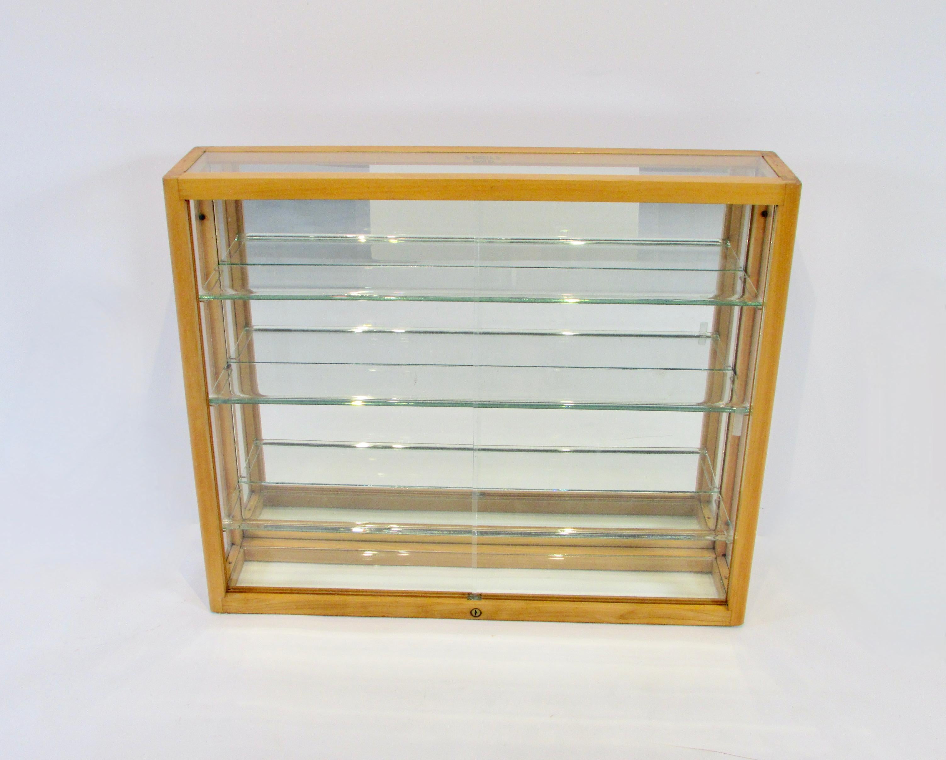 Mid-Century Modern Vitrine de collection en bois blond et verre des années 1940 en vente