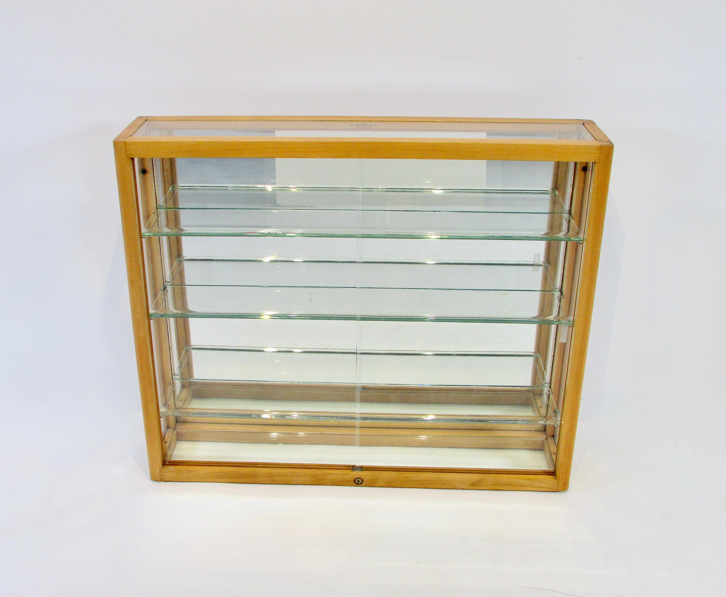 Américain Vitrine de collection en bois blond et verre des années 1940 en vente