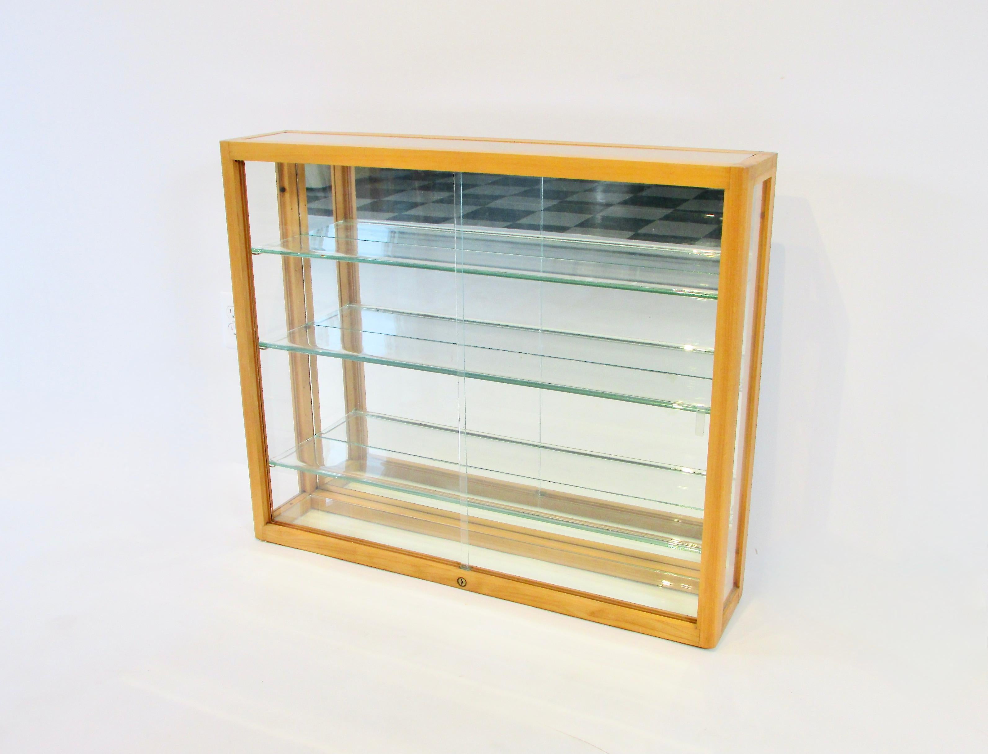 Vitrine de collection en bois blond et verre des années 1940 Bon état - En vente à Ferndale, MI