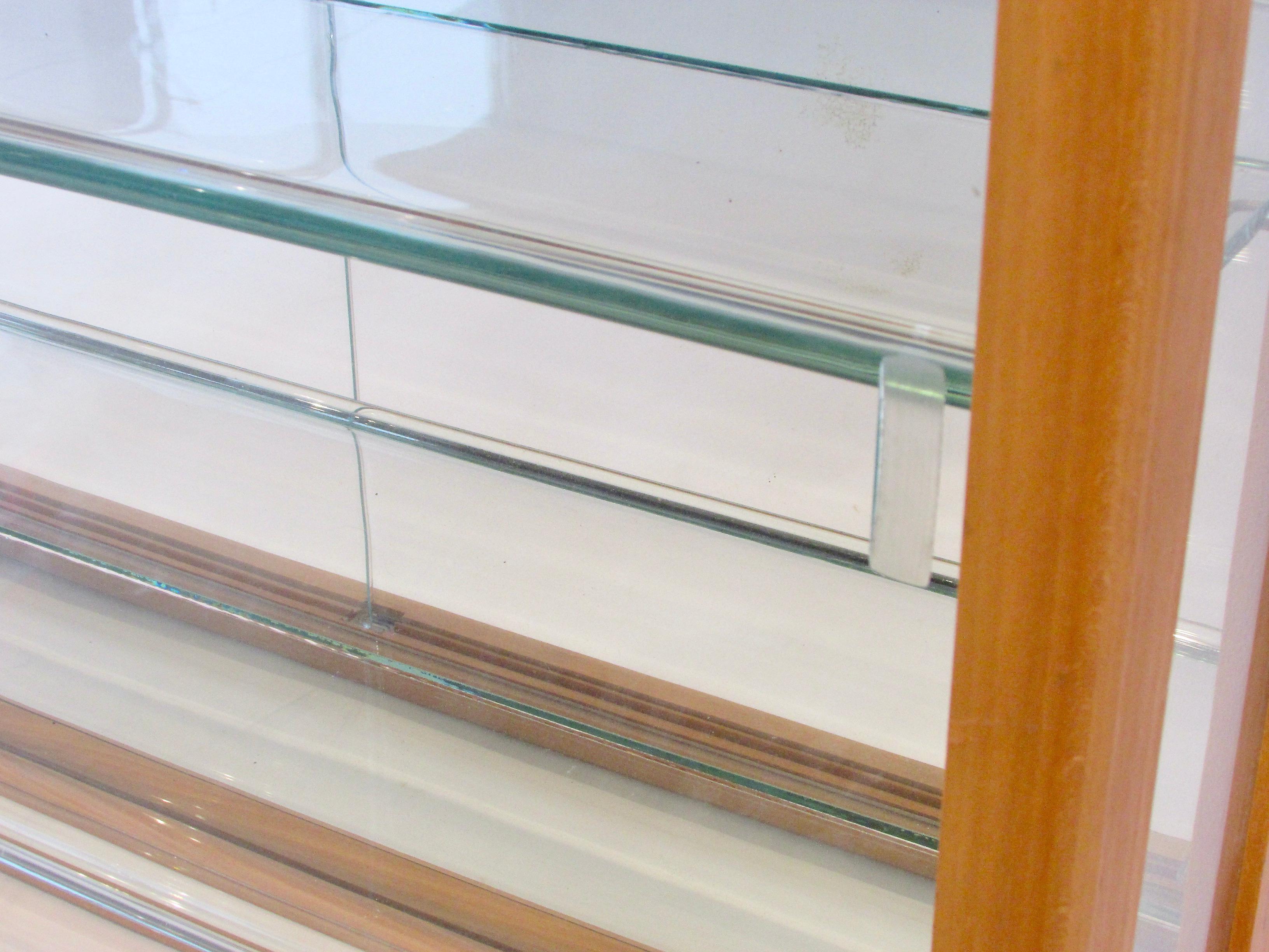 Verre Vitrine de collection en bois blond et verre des années 1940 en vente