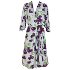Abito in rayon con stampa floreale blu e viola degli anni '40