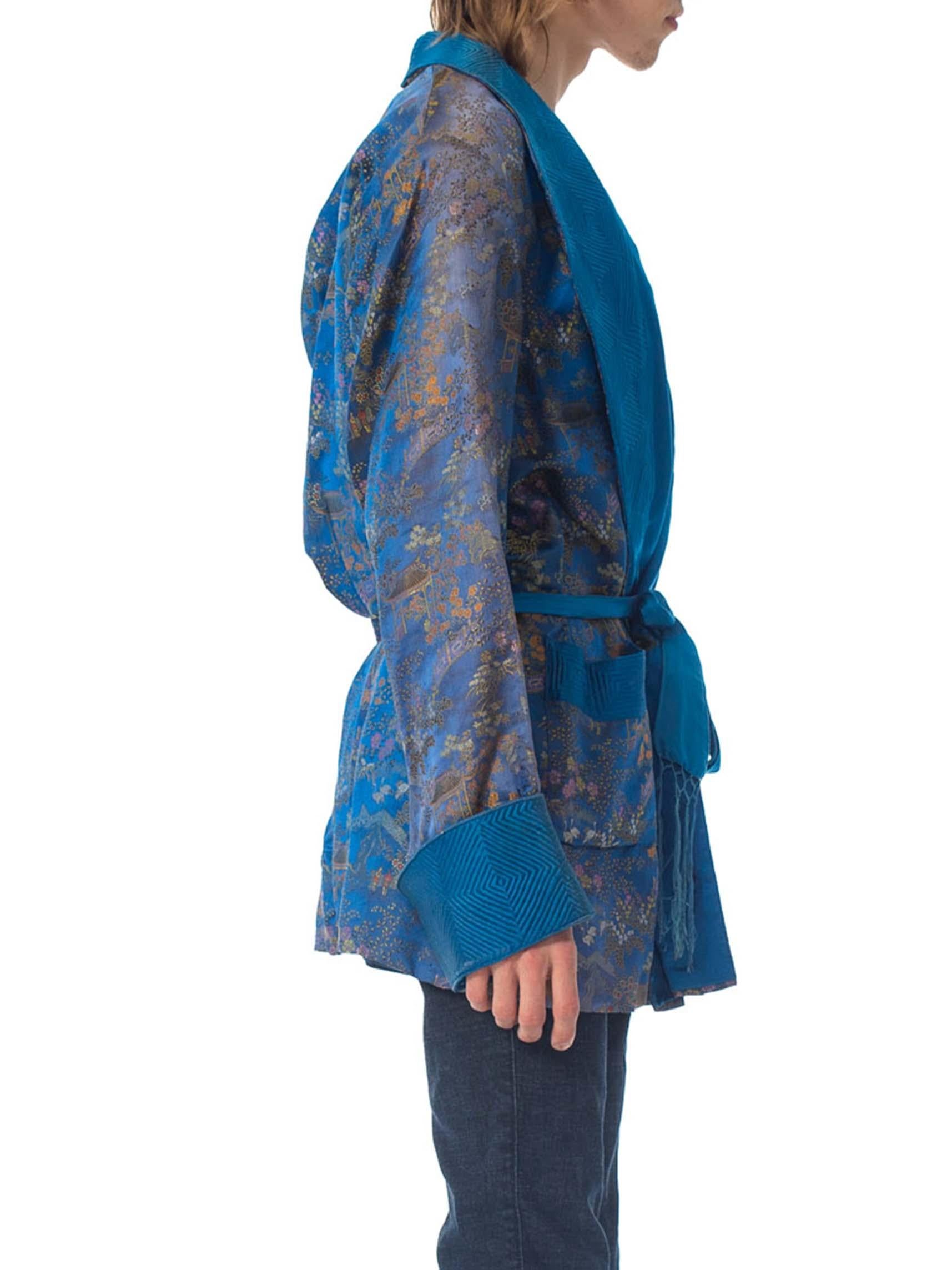 1940S Blue & Gold Silk Brocade Mens Smoking Jacket With Belt In Excellent Condition In New York, NY