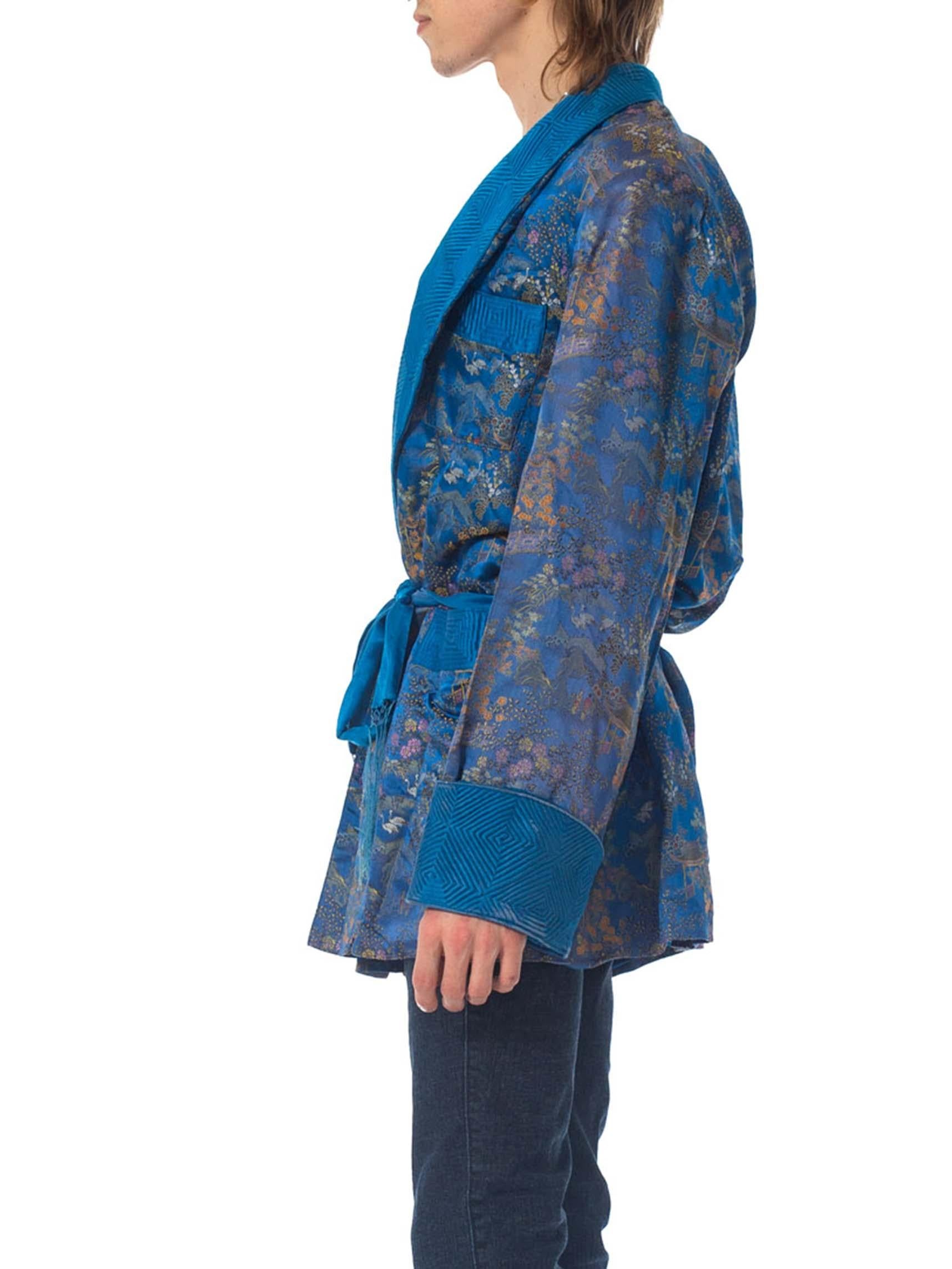 1940S Blue & Gold Silk Brocade Mens Smoking Jacket With Belt In Excellent Condition In New York, NY