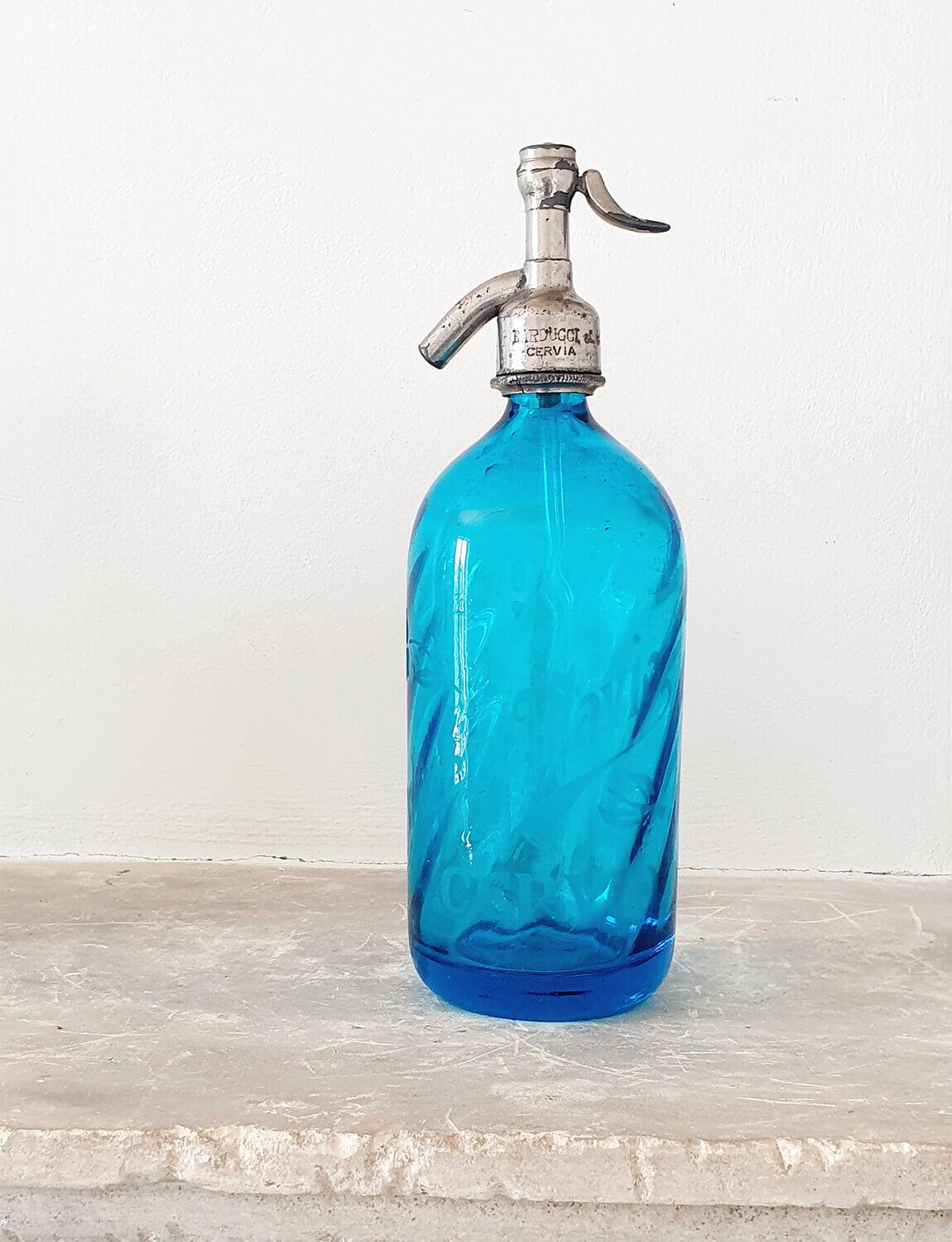 Blaue italienische Glas-Sodaflasche, die ursprünglich in einer italienischen Bar in Cervia verwendet wurde. Für sein Alter in gutem Zustand. Auf der Flasche steht in Milchglas der Schriftzug Ottavia Cerva - der Name und der Ort der Bar, in der er