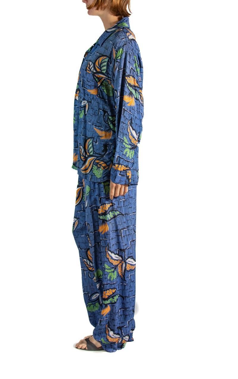 1940S Blue & Orange Cold Rayon Men's Rare Modernist Tropical Floral Print Pajam In Excellent Condition In New York, NY