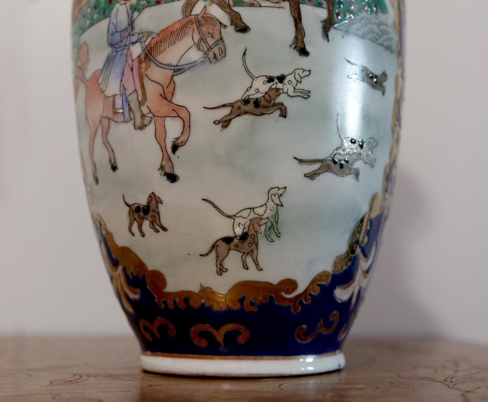 Blaue, weiße und vergoldete Balustervase aus den 1940er Jahren mit asiatischen Männern auf Pferden, Jagdszenen (Chinoiserie) im Angebot