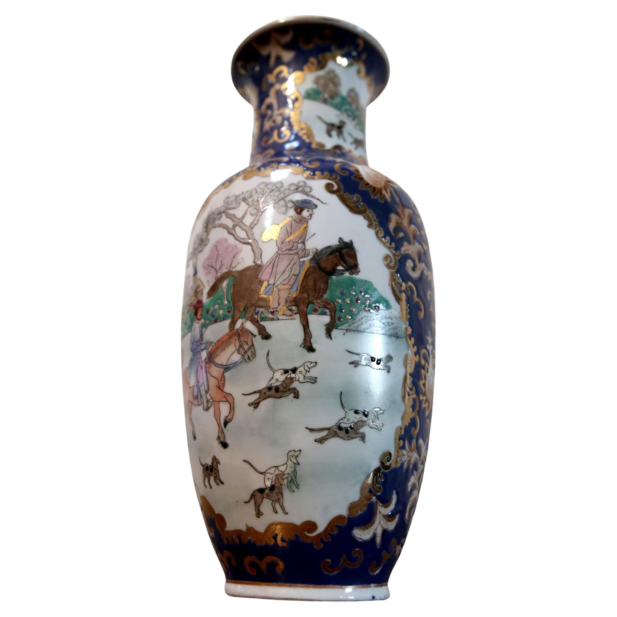 Blaue, weiße und vergoldete Balustervase aus den 1940er Jahren mit asiatischen Männern auf Pferden, Jagdszenen im Angebot