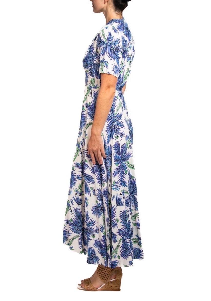 1940S Blue & White Cold Rayon Floral Print Zip-Front Dress Pour femmes en vente